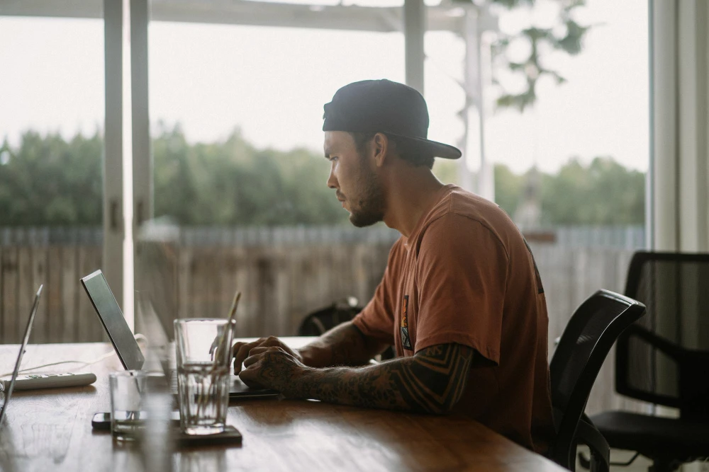 Agence web ou freelance en Suisse romande : que choisir pour créer ton site web ?