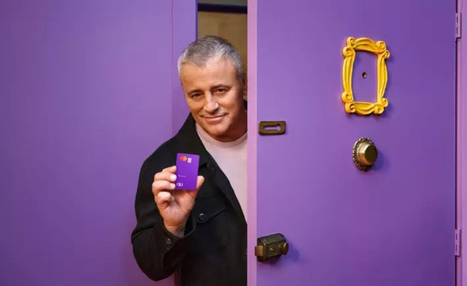 Nubank traz Matt LeBlanc em nova campanha