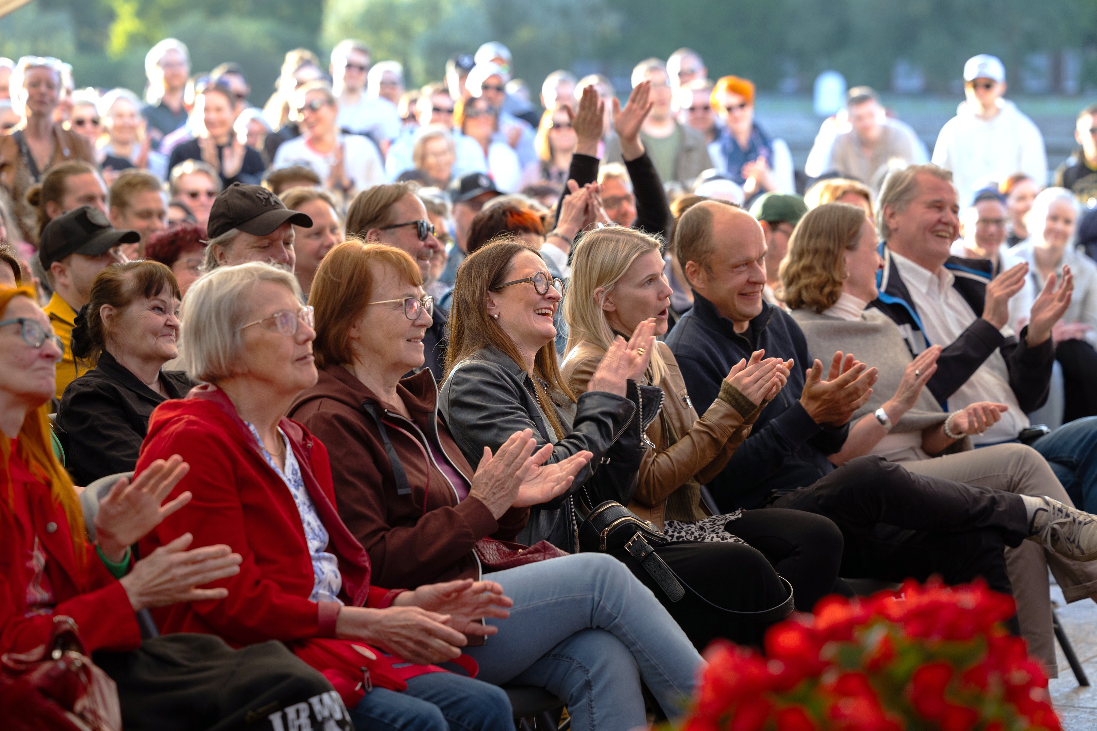 Yleisö taputtaa SuomiAreenassa