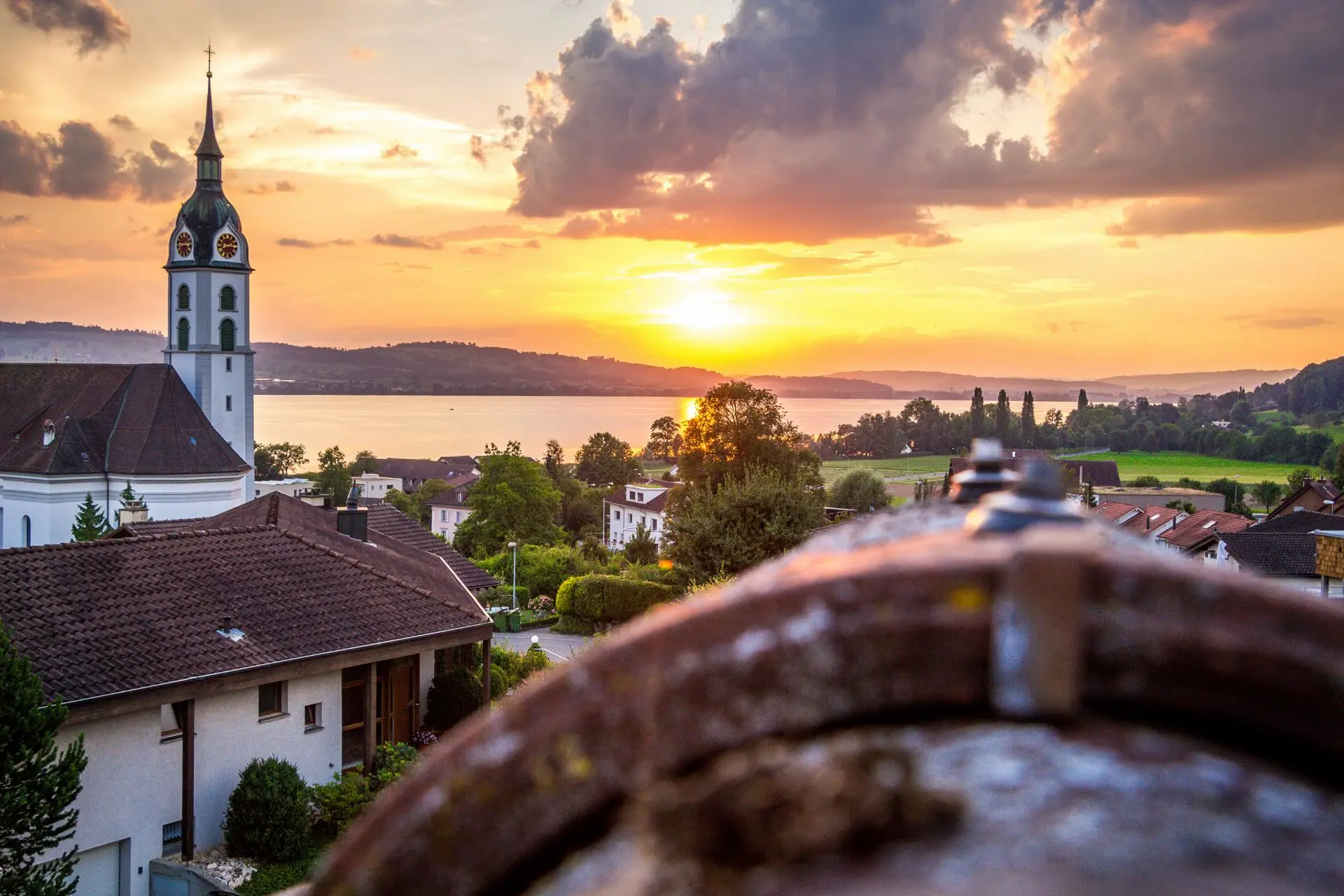 Aussicht über den Sempachersee bei Sonnenuntergang mit Sicht auf die Altstadt von Sempach