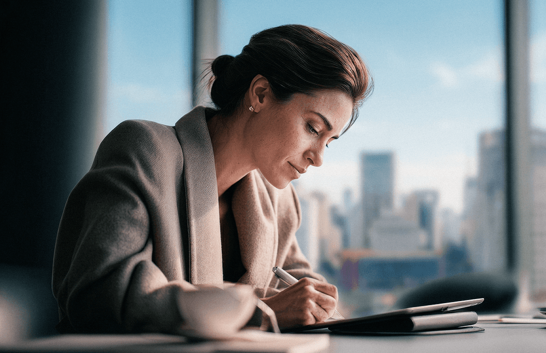 Advogada trabalhando em um tablet no escritório IA e Precificação O Fim da Hora Faturável no Direito