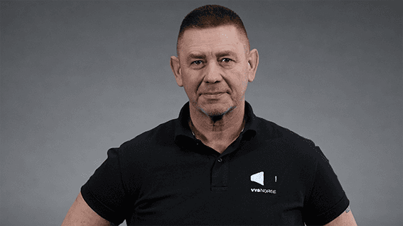 Kjededirektør i VVS Norge Prosjekt, Erik Berg i sort piquet med firmalogo