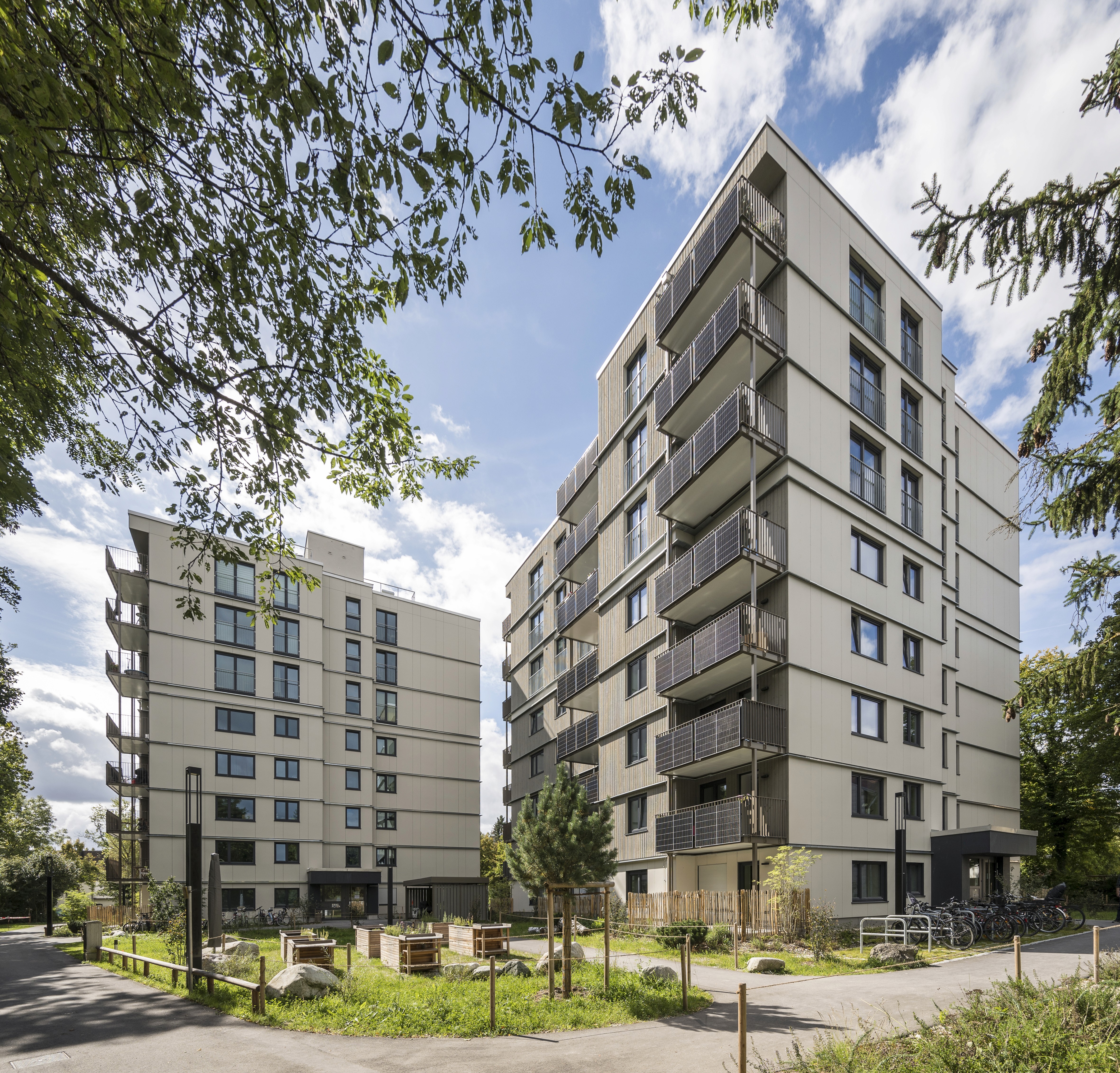 Wohnungsbauprojekt in der Allacher Straße. Ein Bestandsgebäude mit serieller Fassadensanierung und dreigeschossiger Aufstockung in Holzbauweise.
