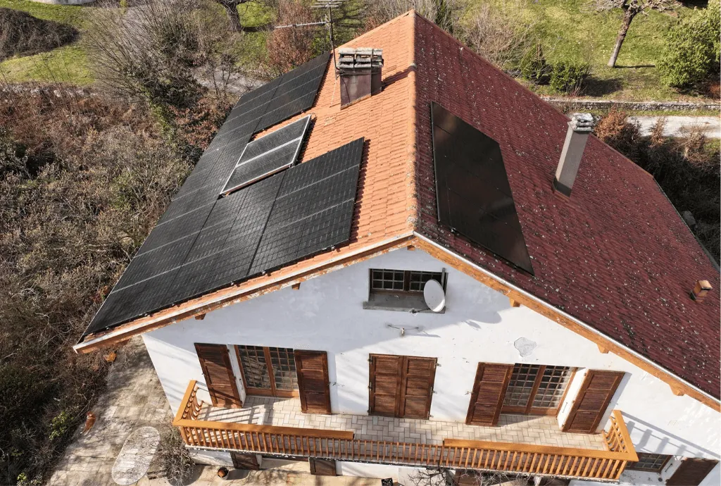 Photo d'un toit d’une maison à Saint-Ismier équipée de panneaux photovoltaïques dont l'installation a été faite par Solarock.