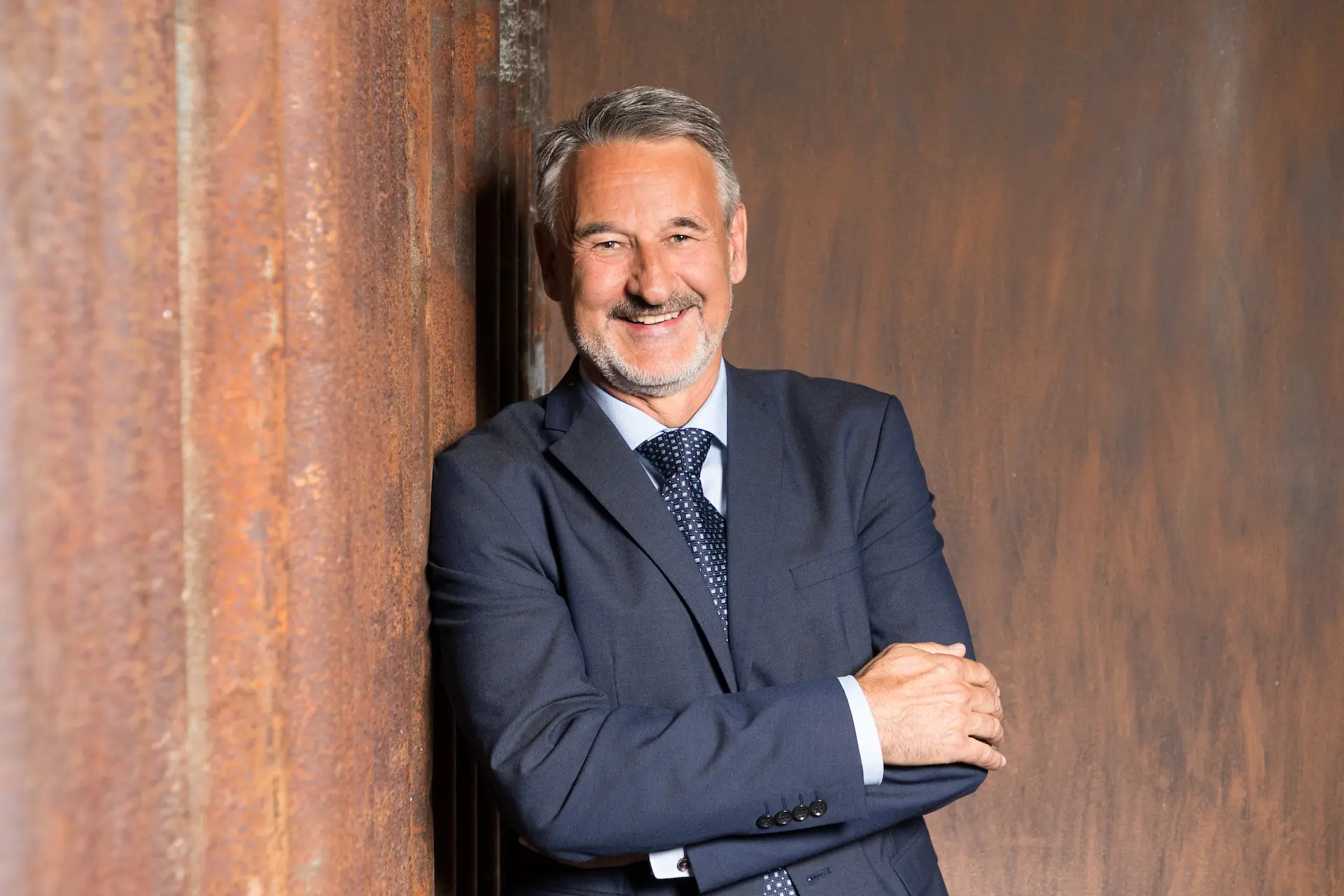 Immobilienexperte Urs Witprächtiger angelehnt an Wand
