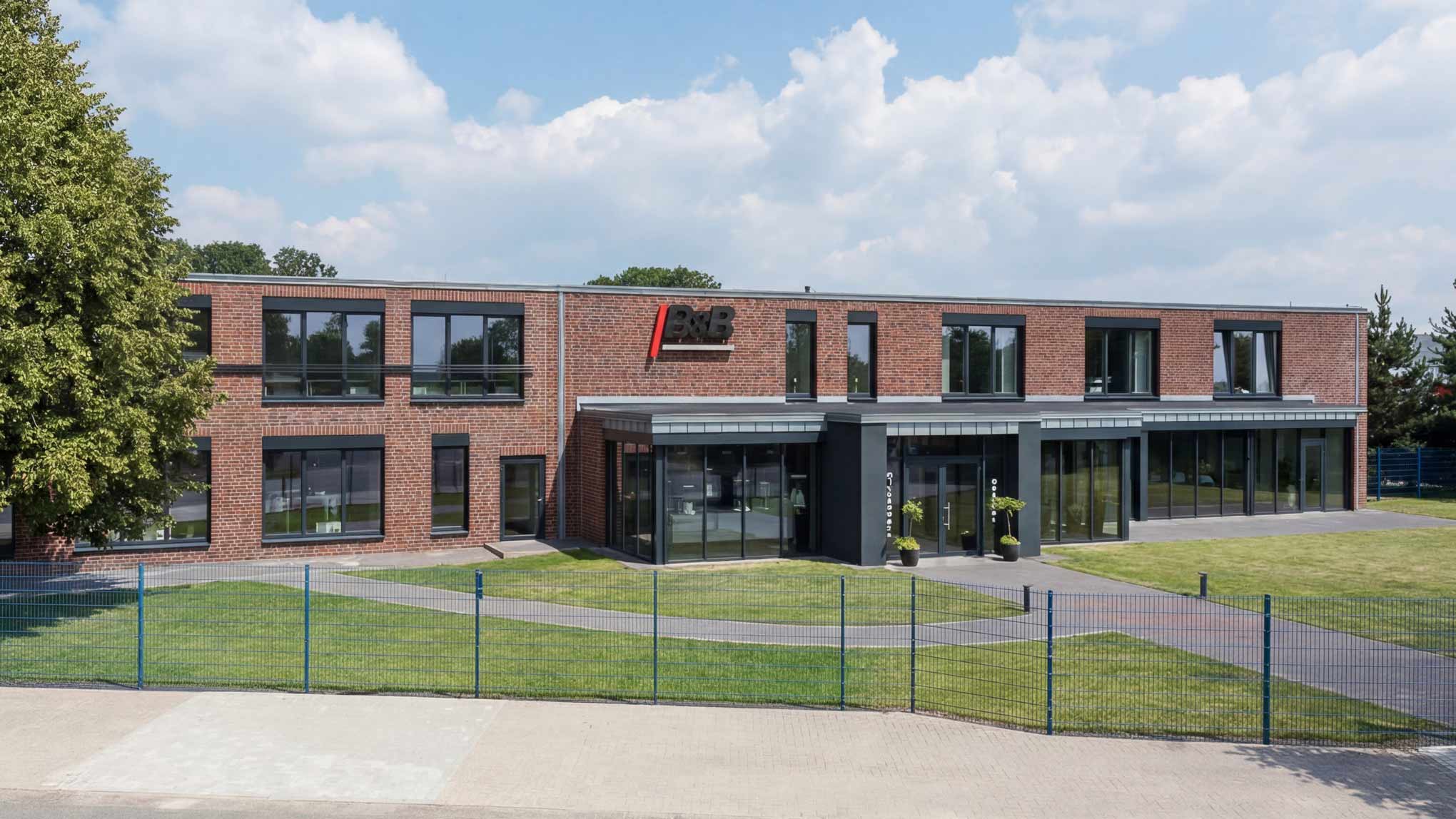 Modernes Bürogebäude mit Backsteinfassade und Glasfront, Firma im Freien