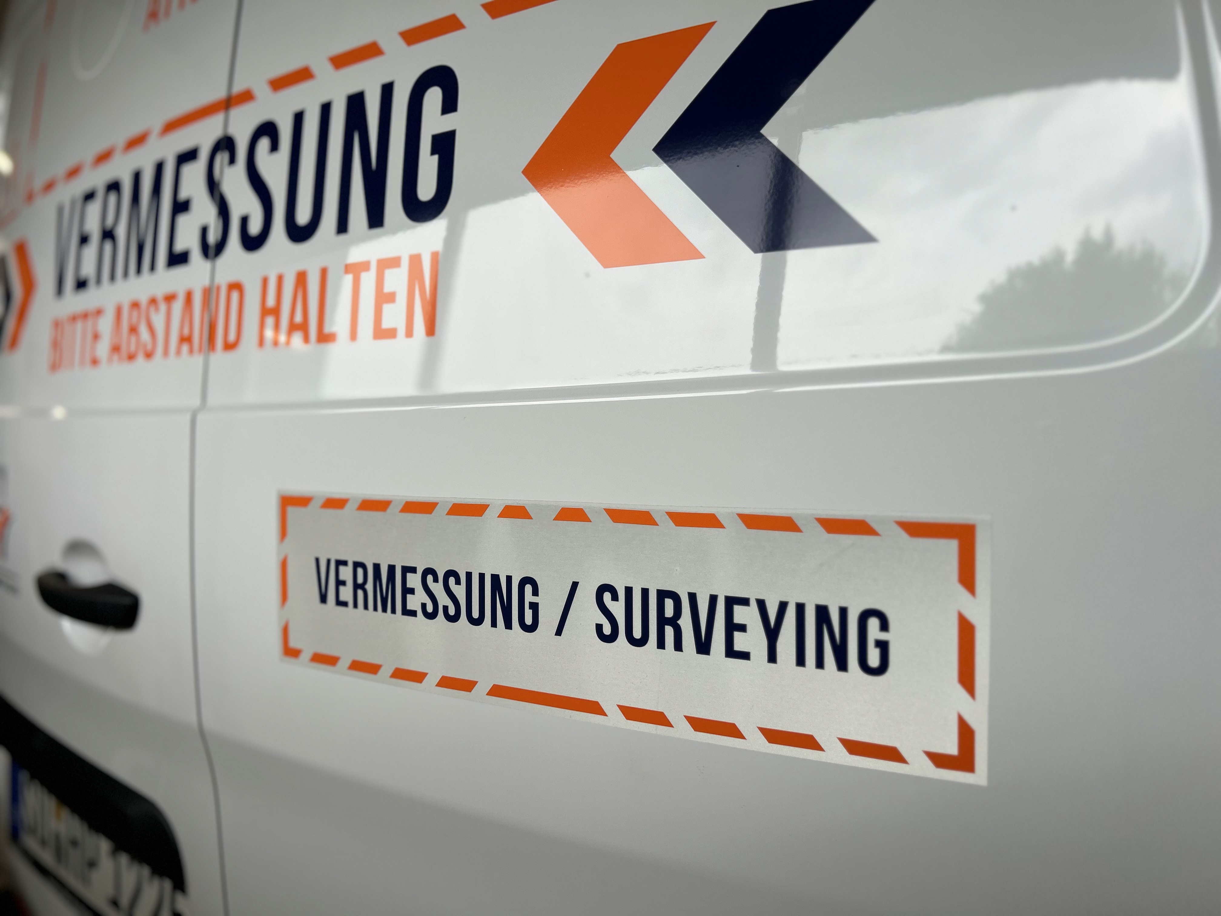 Heckbeschriftung für ein Baustellenfahrzeug