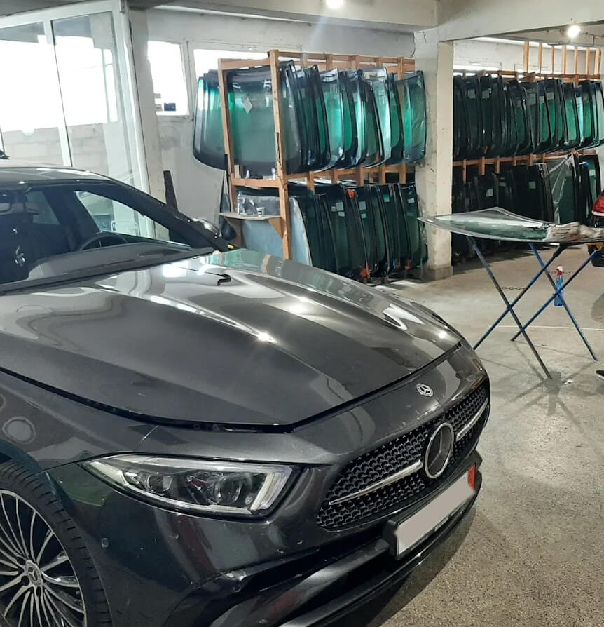 Сервиз за смяна на автостъкла с налични стъкла на склад