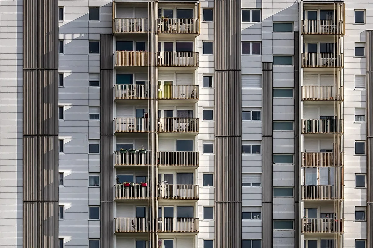 Immeuble résidentiel moderne, bardage blanc et gris avec balcons — photographie d’architecture à Lille (Nord)