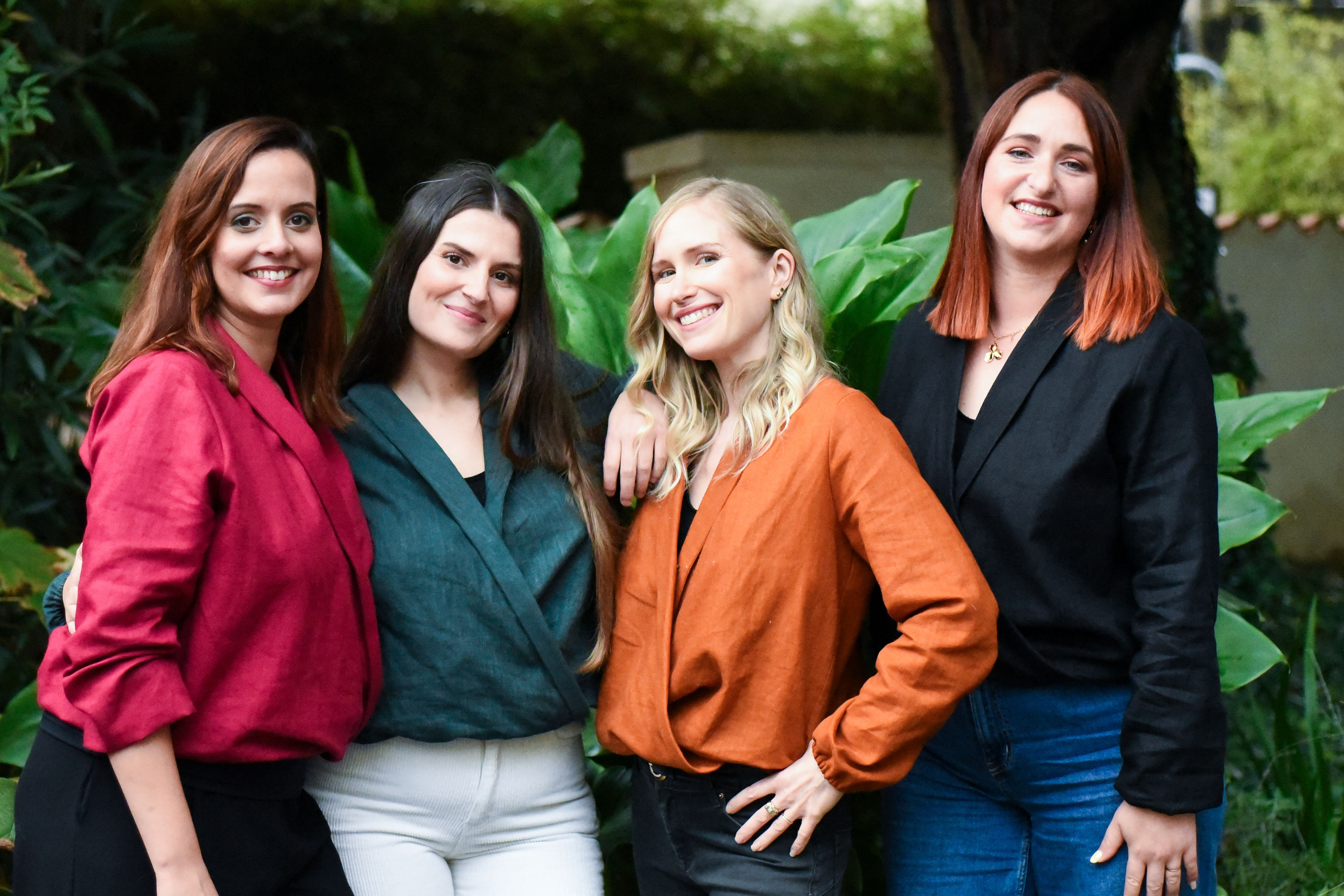 Quatre jeunes femmes élégantes portent des chemisiers d’allaitement pratiques et raffinés dans des teintes vert émeraude, orange et bordeaux. Confortables et tendance, ils permettent d’allaiter facilement grâce à des ouvertures discrètes, tout en mettant en valeur la silhouette. Parfait pour illustrer la maternité moderne et naturelle, ce visuel reflète douceur, complicité et style pour les femmes qui souhaitent allaiter avec confort et élégance.