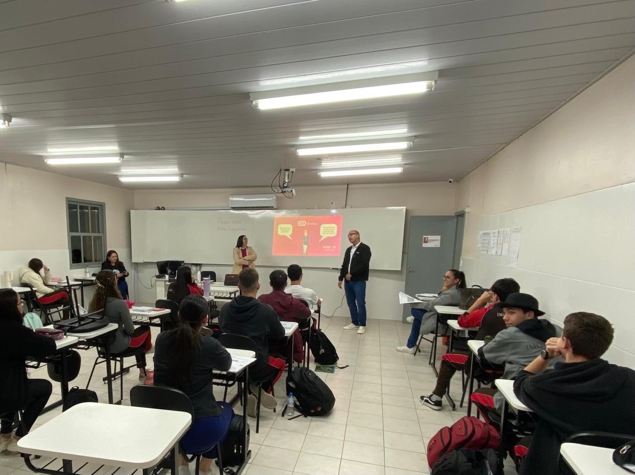 registro do segundo encontro no colégio CMG: alunos das escolas participantes reunidos com a presidência da AECS e gerência do sicredi.