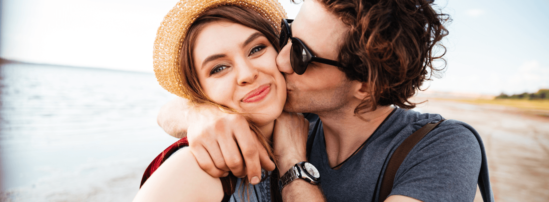 Couple, l'homme fais un bisous sur la joue de la fille sur la page. Selfie