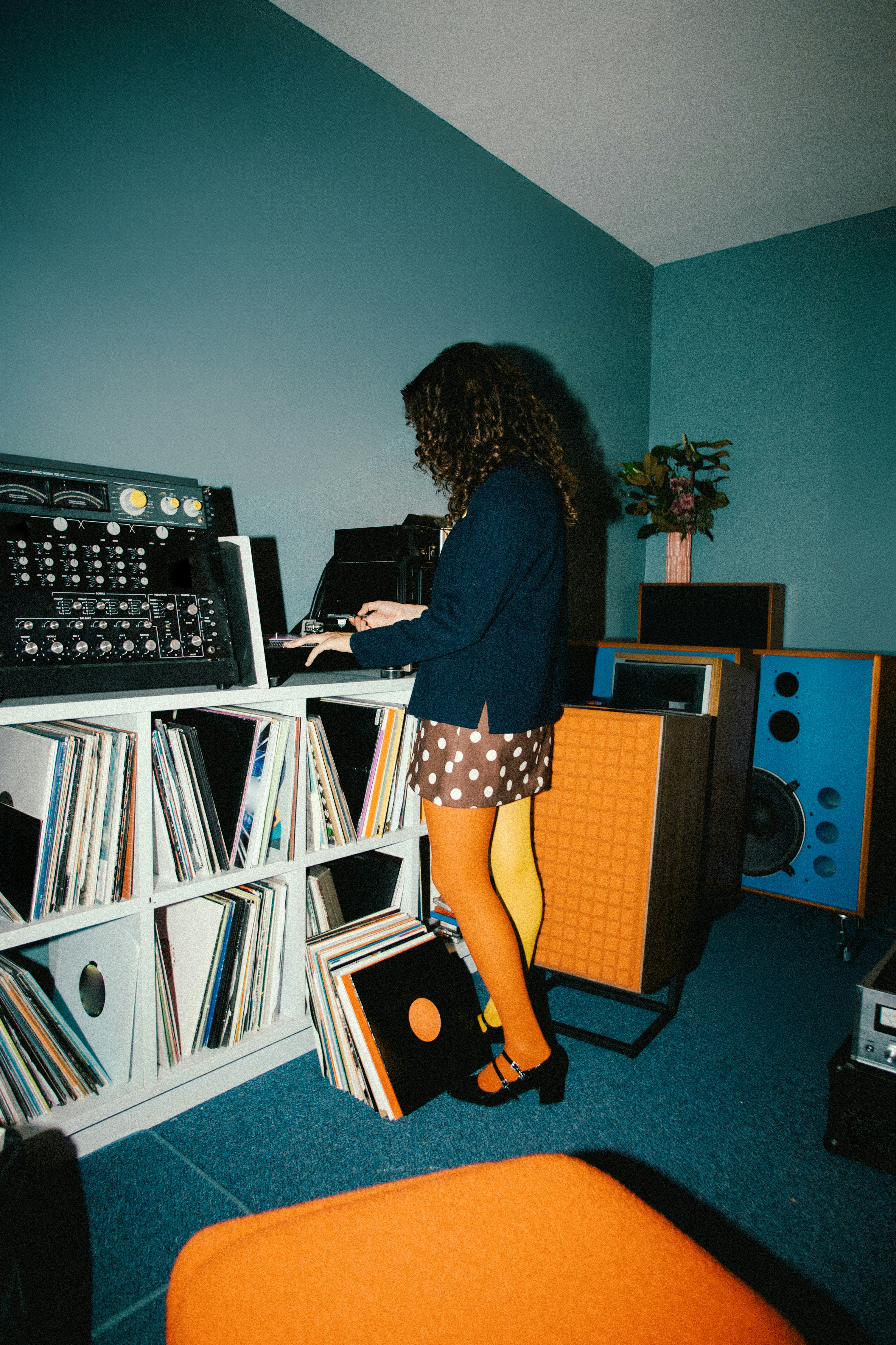 femme avec des vinyles et une platine vinyle