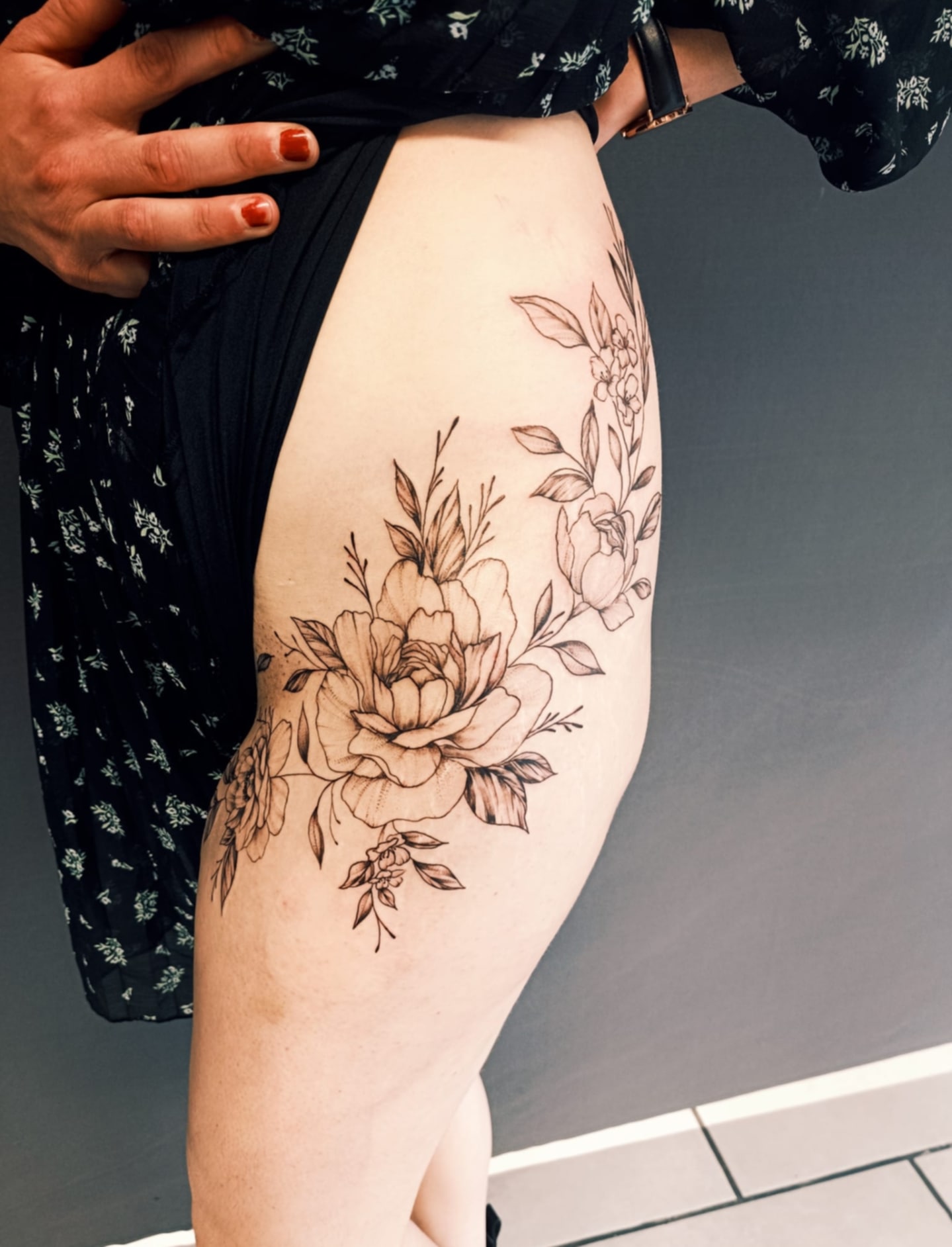 tatouage florale sur la cuisse d'une femme