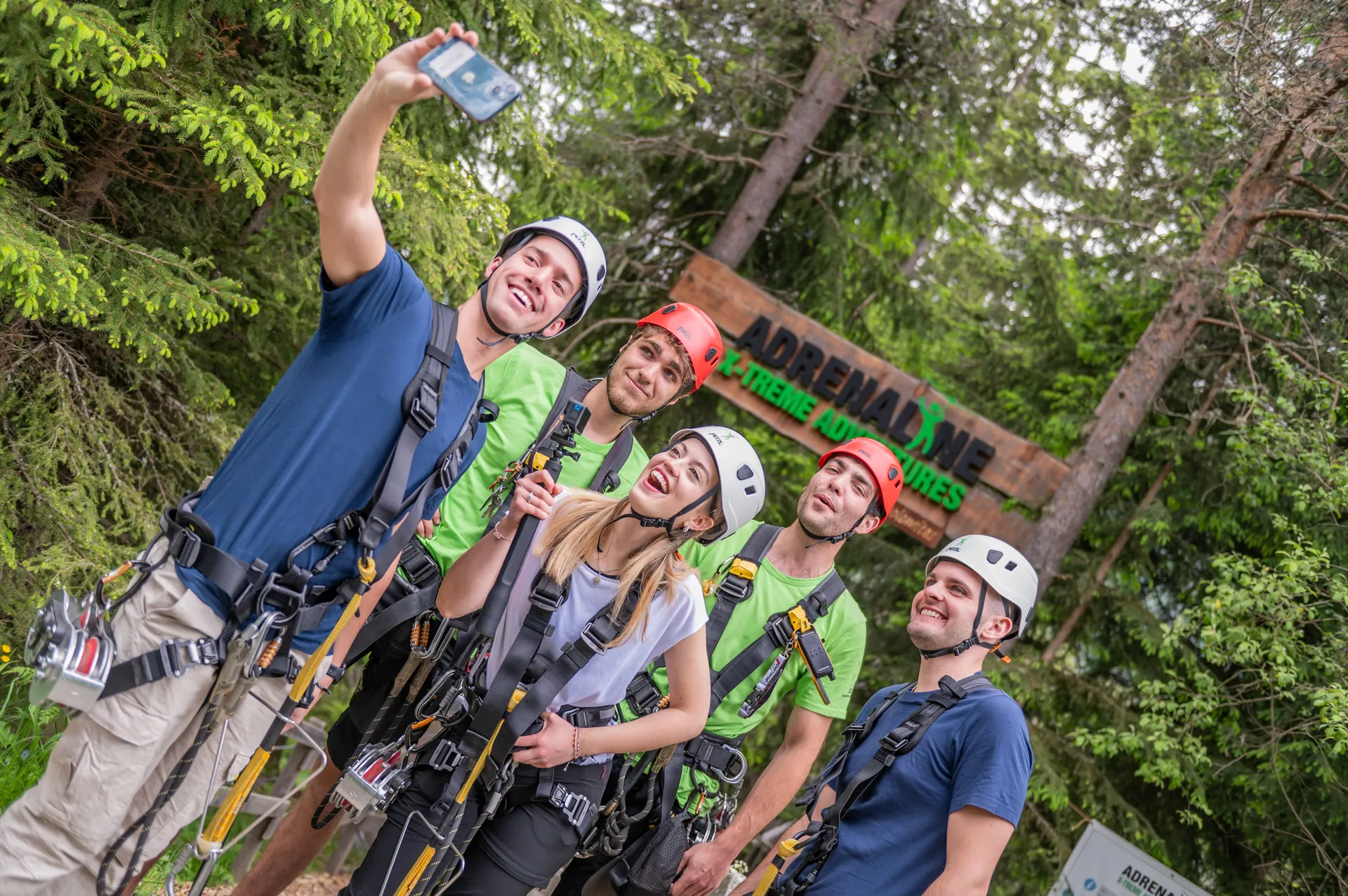Selfie di gruppo sotto l'insegna Adrenaline X-treme Adventures