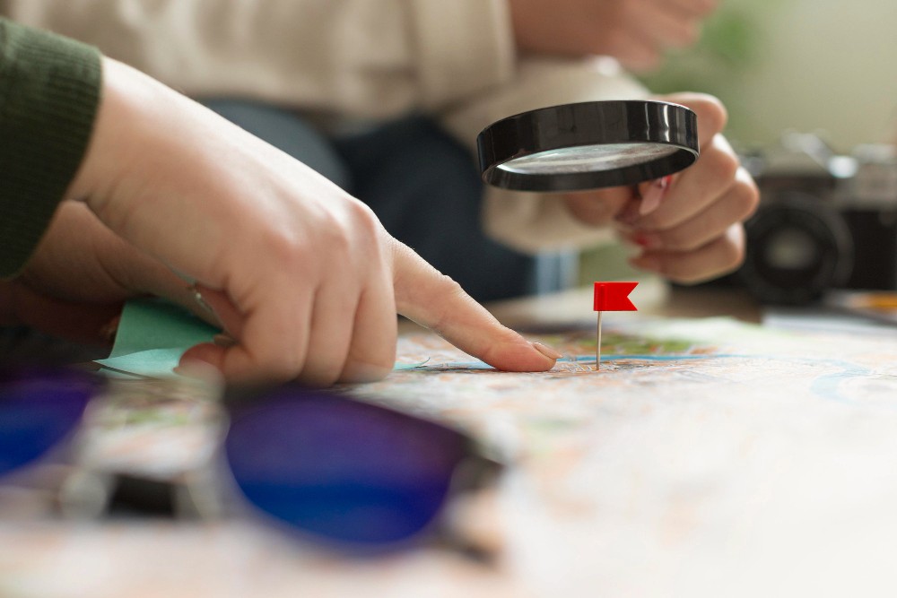 Close up hand having magnifying glass (Freepik)