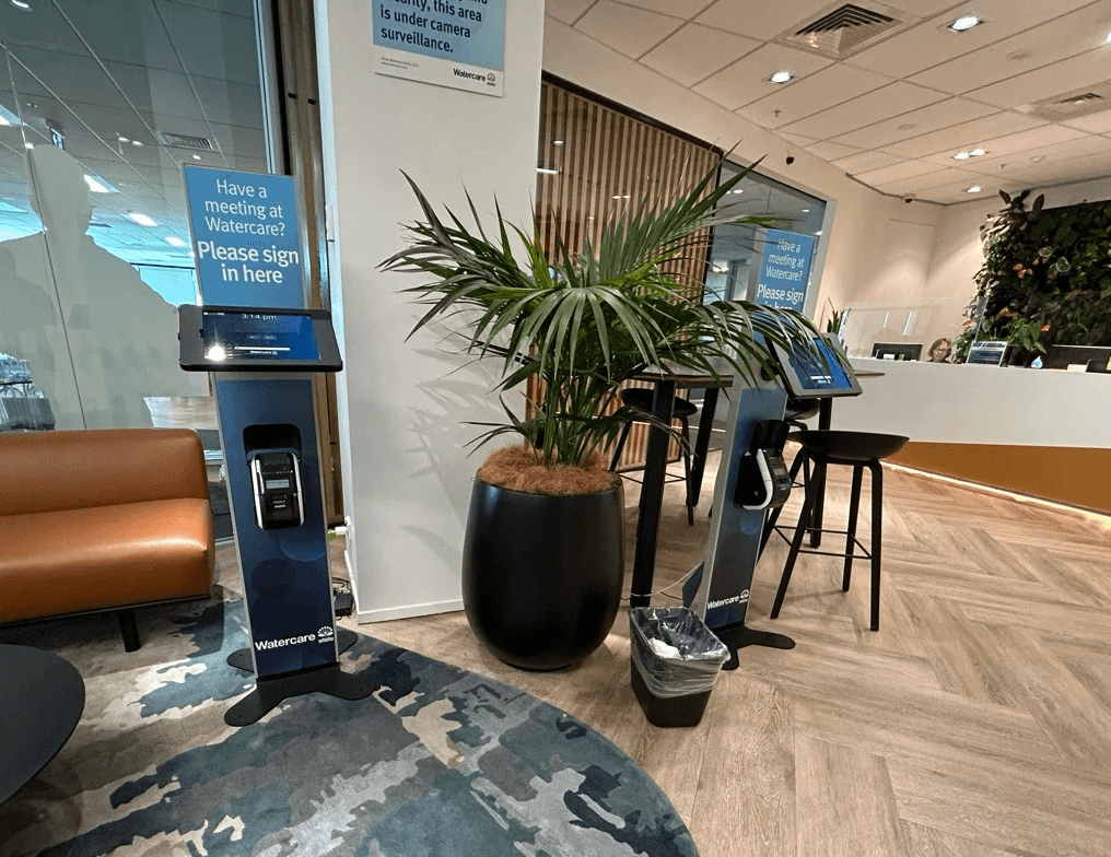 Discover the main benefits of a visitor management system, including better security, real-time onsite visibility, faster emergency response, improved compliance, reduced admin, and a better visitor experience. 