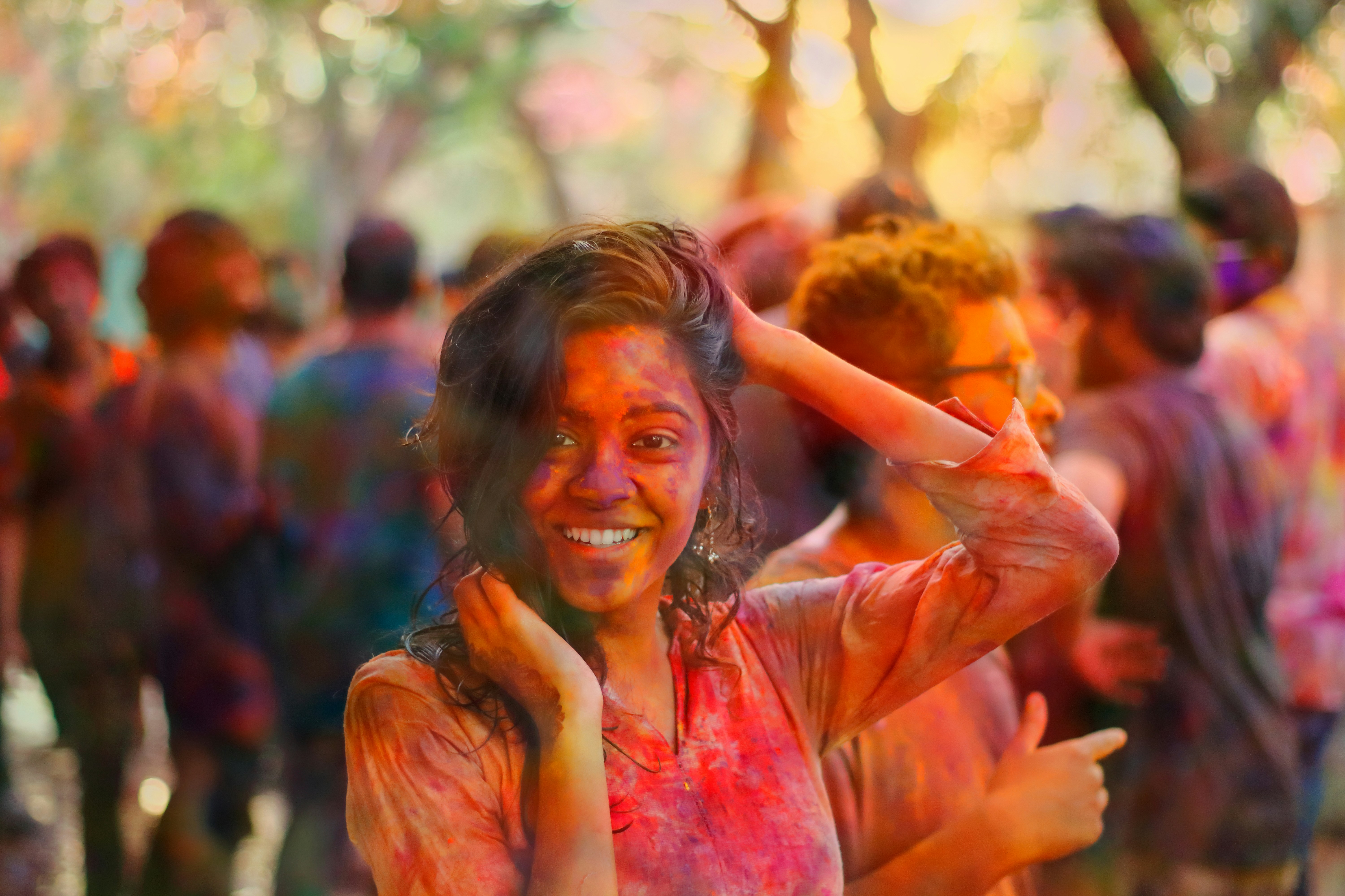 girl playing with color to understand Light Spring Color Analysis