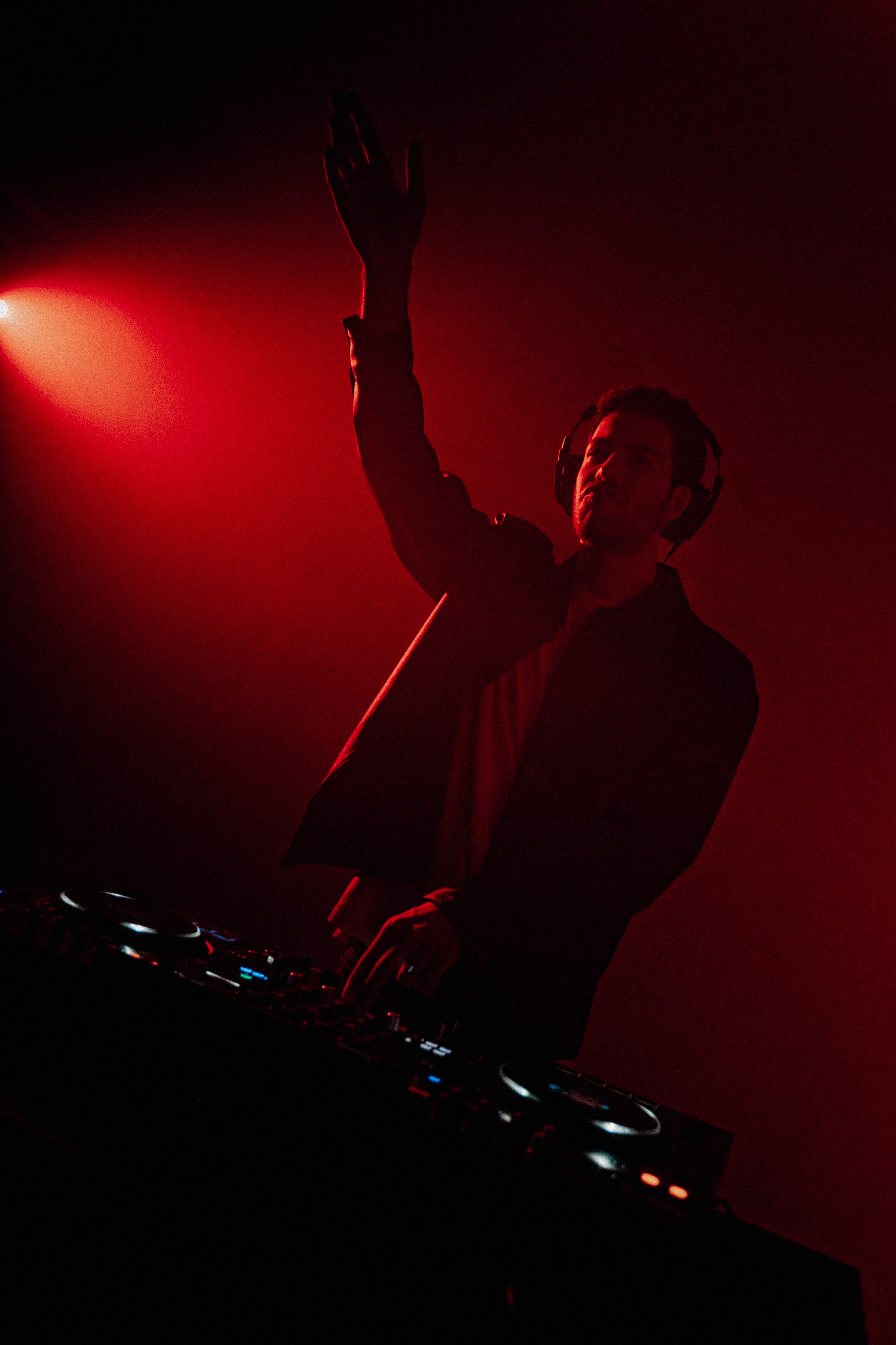 Checkitz – DJ Torino & Sestopiano  Checkitz è un DJ della scena elettronica torinese che ha portato il suo stile nei DJ set live Torino all’interno dei Sestopiano eventi. La sua presenza nei nostri format ha aggiunto freschezza e creatività alla lineup degli eventi Torino, parte integrante della proposta musicale di Sestopiano Torino.  La collaborazione tra Checkitz e Sestopiano sottolinea la volontà di promuovere artisti Torino capaci di unire tecnica e identità sonora, facendo emergere la scena della musica elettronica Torino.  Visita la pagina ufficiale di Checkitz sul sito di Sestopiano per scoprire biografia, set live e le date dei prossimi Events Turin. Seguici su Instagram e altri social per rimanere aggiornato.