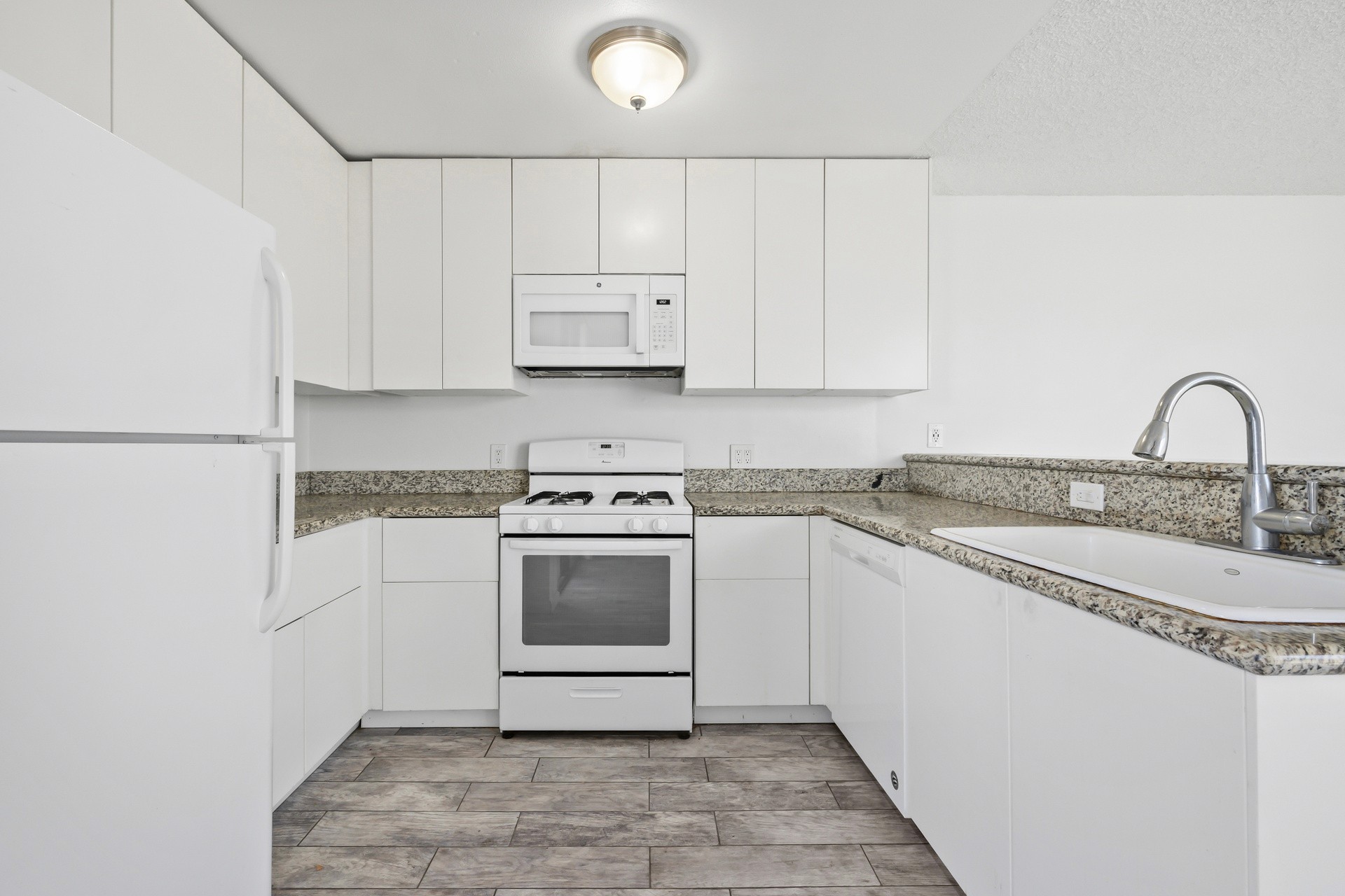 Removated kitchen of a Hollywood multifamily property located at 922 N Hudson Ave.