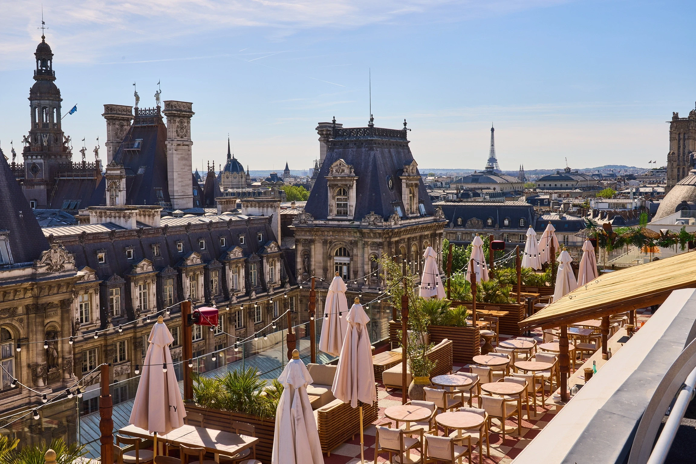 Vue panoramique depuis le rooftop Terraza Mikuna sur les toits de Paris, situé au BHV Marais
