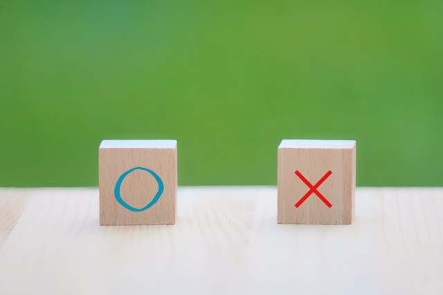 契約書にサインしている手元