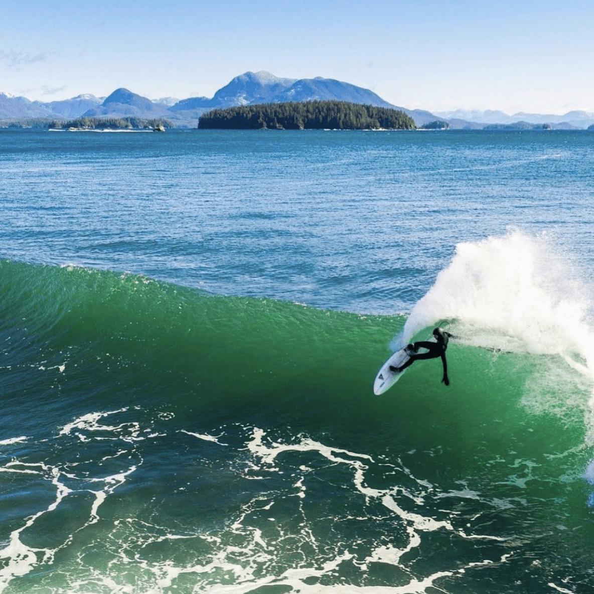 Surfer riding a wave – surfboard rental in Villeray.