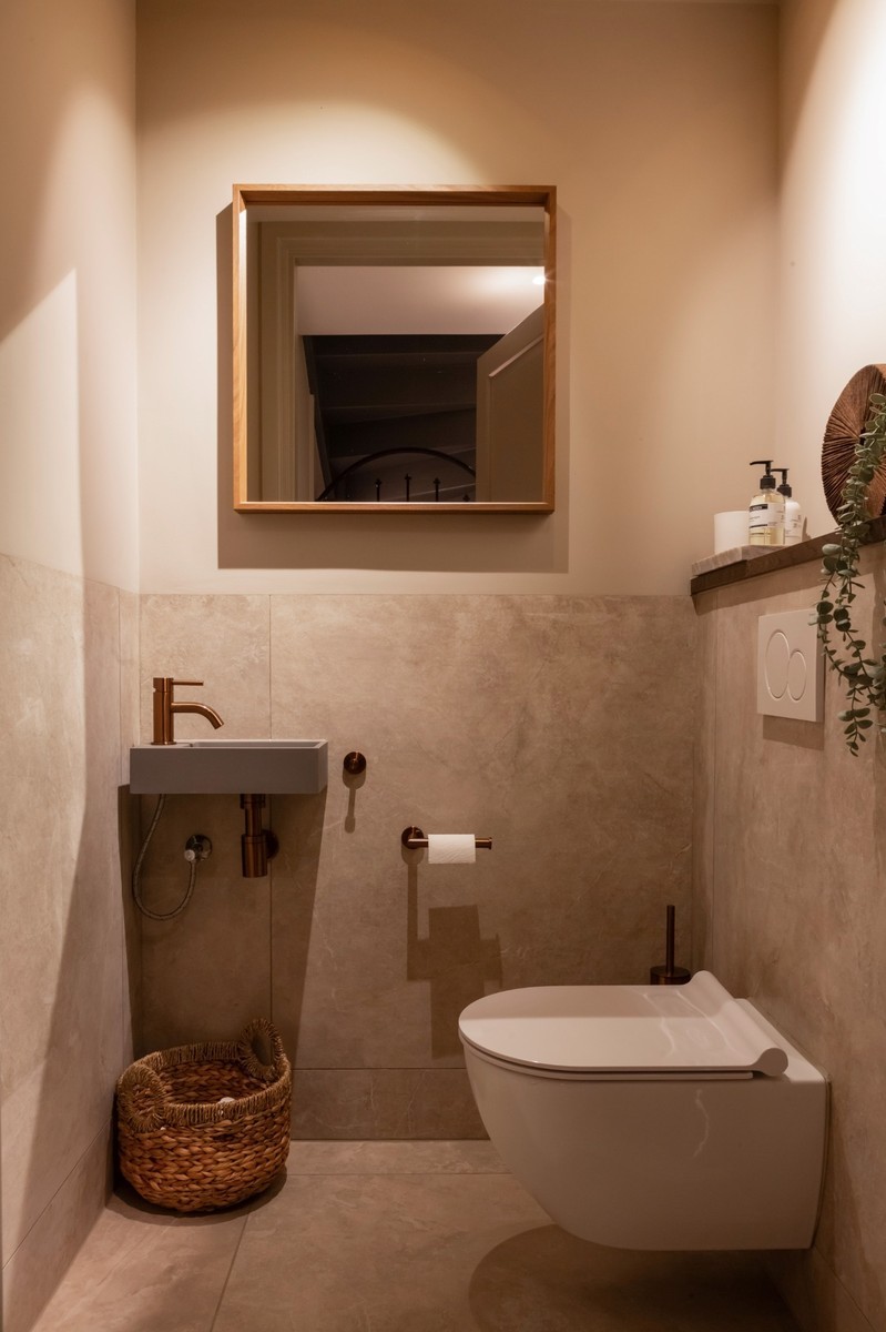 toilet travertin met brons en noten hout