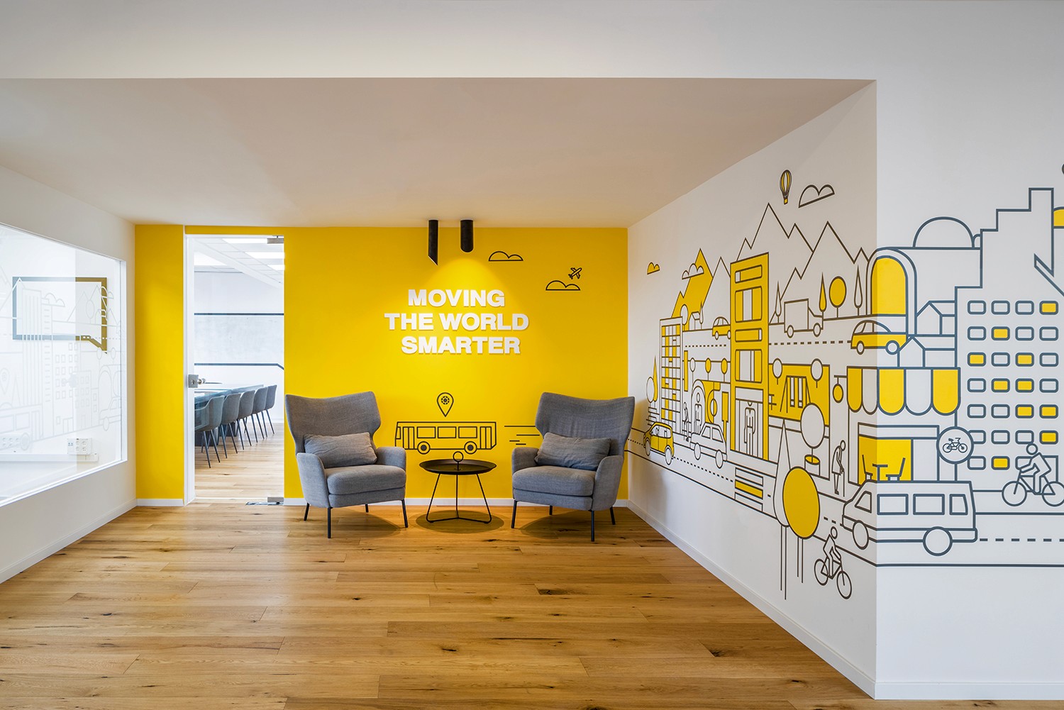 פרט נגרות: בר ישיבה מעוגל מעץ אלון טבעי – שילוב של תכנון תעשייתי ועיצוב פנים פונקציונלי