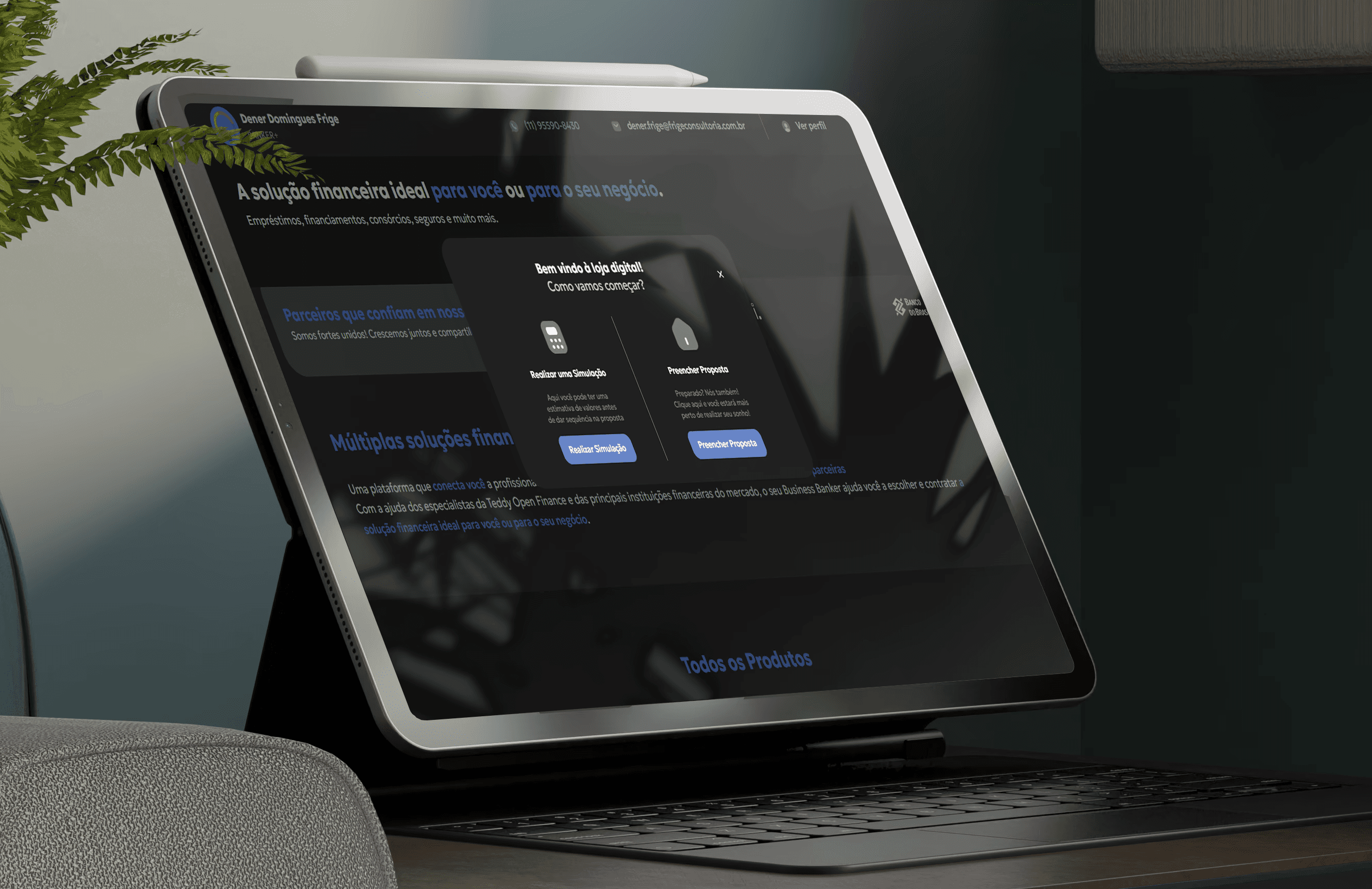 Tablet exibindo plataforme Teddy de soluções financeiras para negócios, com caneta stylus.