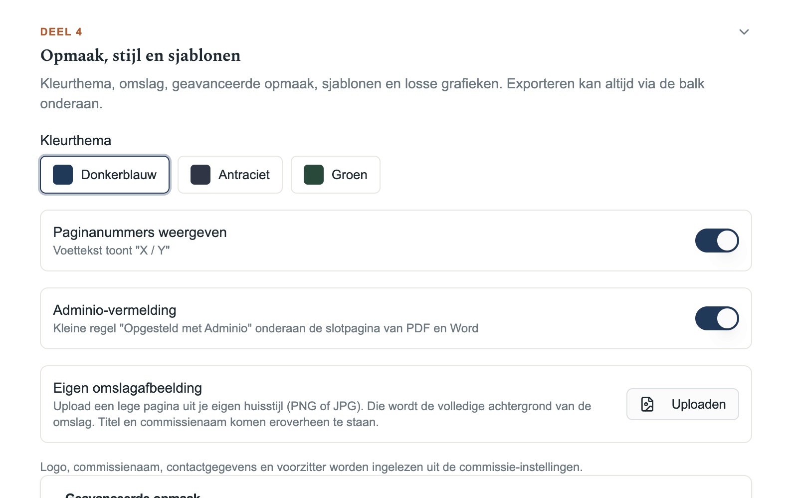 Deel 4 Opmaak, stijl en sjablonen: kleurthema Donkerblauw, Antraciet of Groen, schakelaars voor paginanummers en de Adminio-vermelding, en een knop om een eigen omslagafbeelding te uploaden.