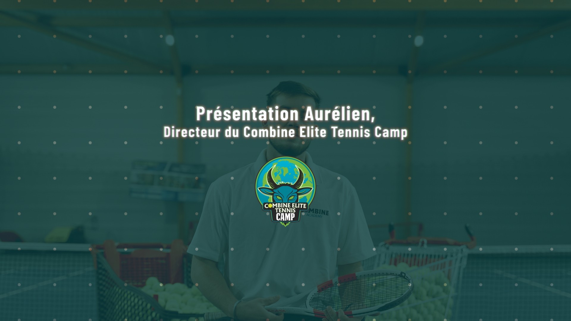 Aurélien, directeur du Combine Elite Tennis Camp, tenant une raquette sur un court intérieur