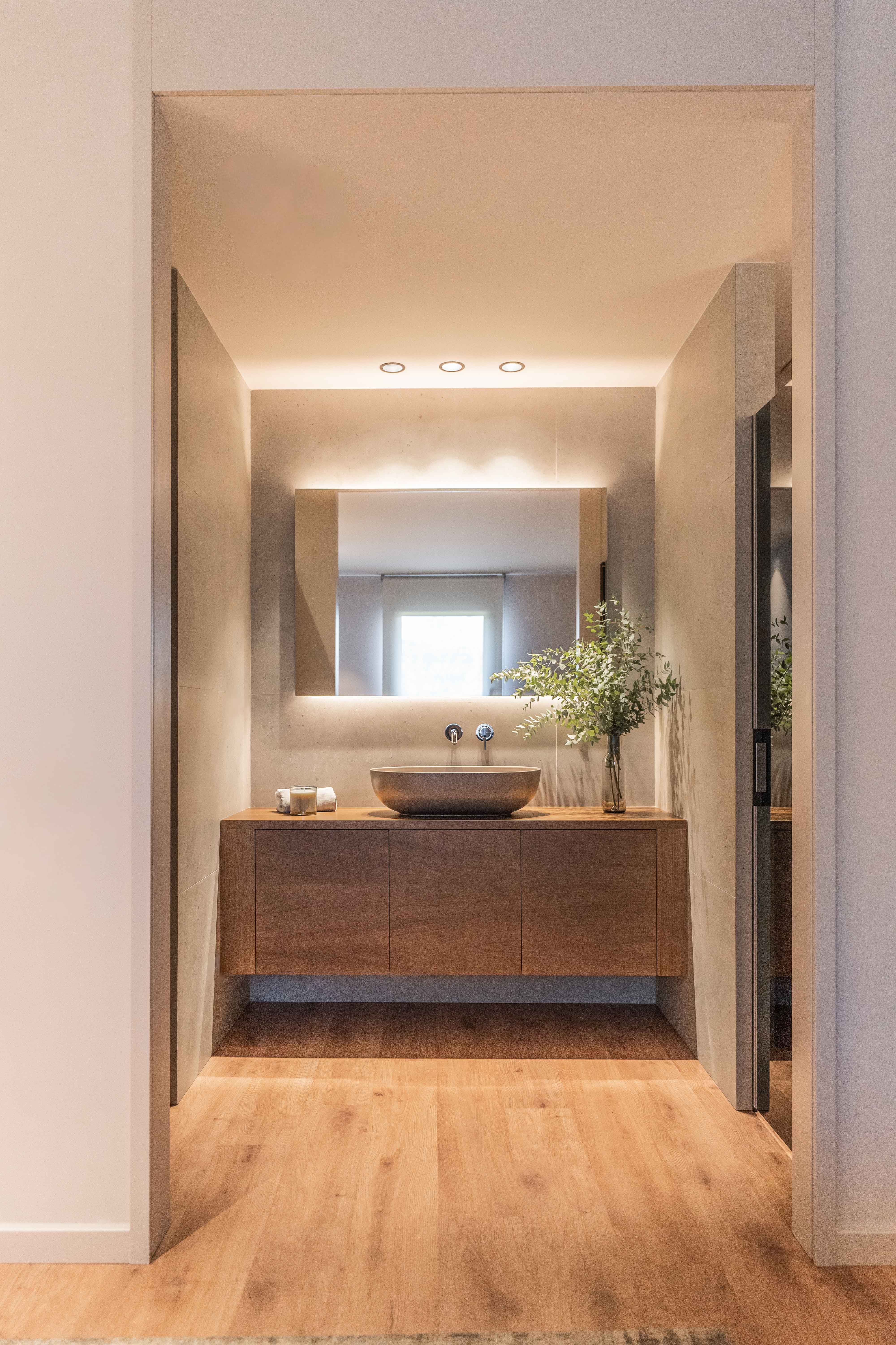 Baño en suite con mueble de madera