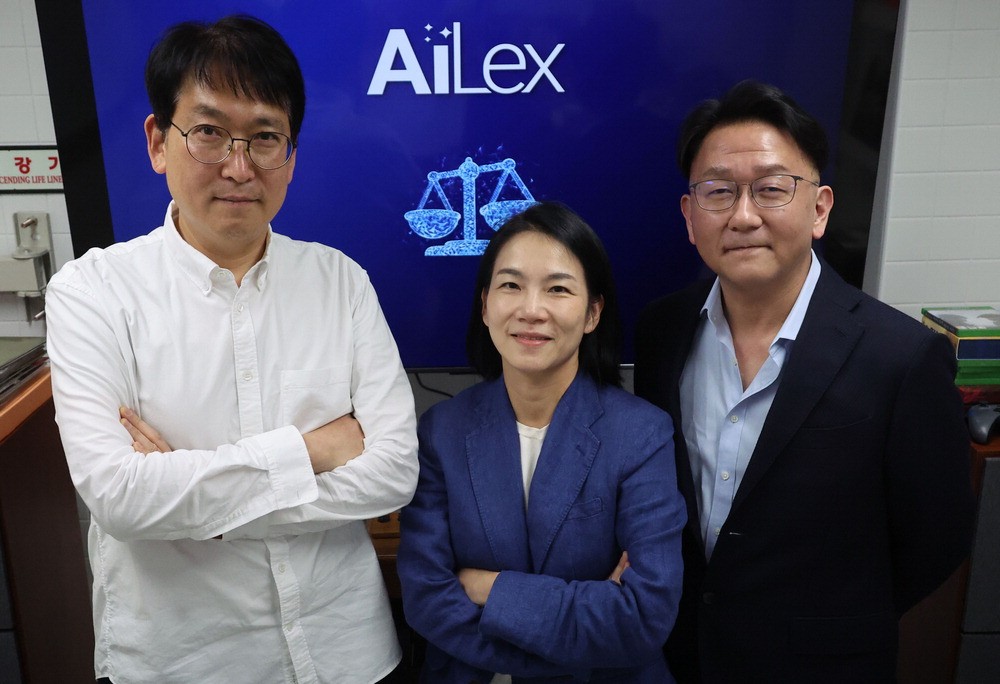 A2D2  김윤우(왼쪽 첫째)·장일준 공동대표와 이영주 변호사(가운데)가 인터뷰 전 기념촬영을 하고 있다.  이승환 기자