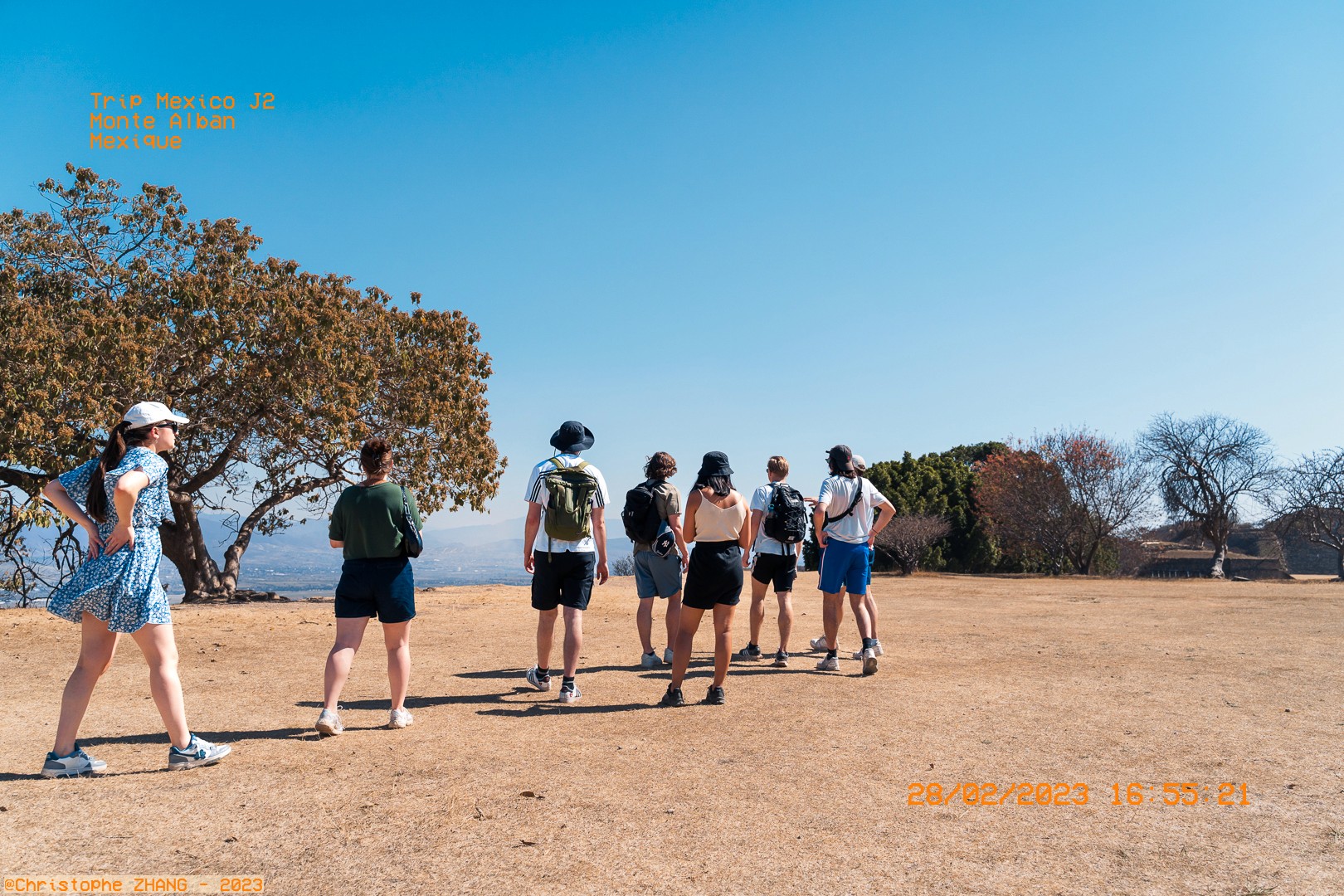 Visiteurs marchant vers le site archéologique de Monte Albán, Mexique.
