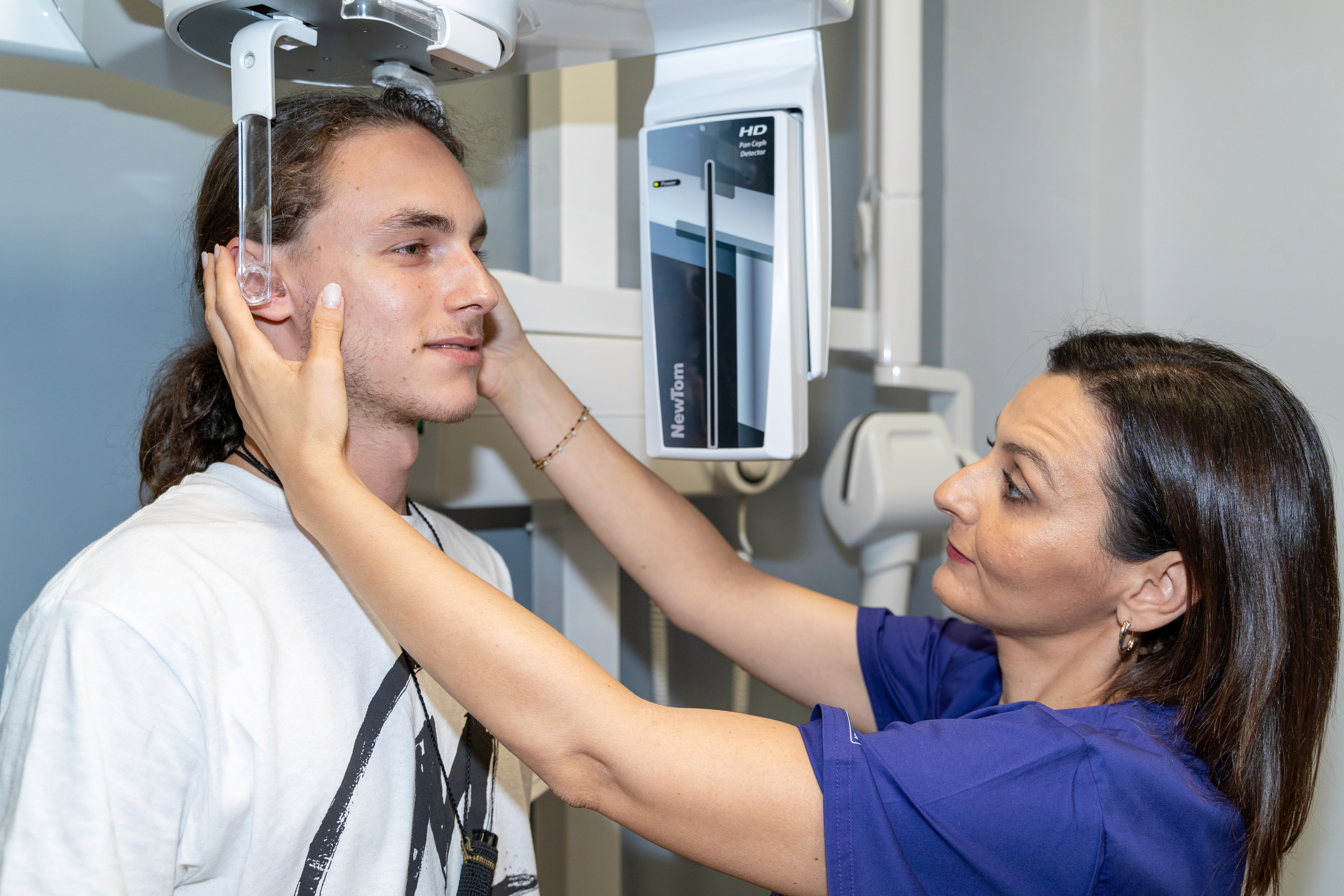 Dentalray's radiologist prepares patient for CEPH