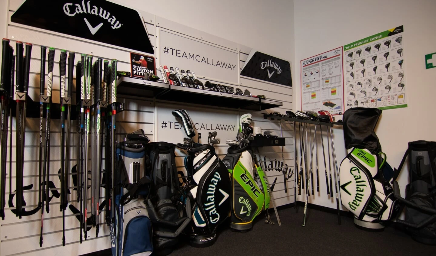 indoor-golf-academy-barendrecht-callaway-clubfitting-hoek-met-putters-en-staffbags