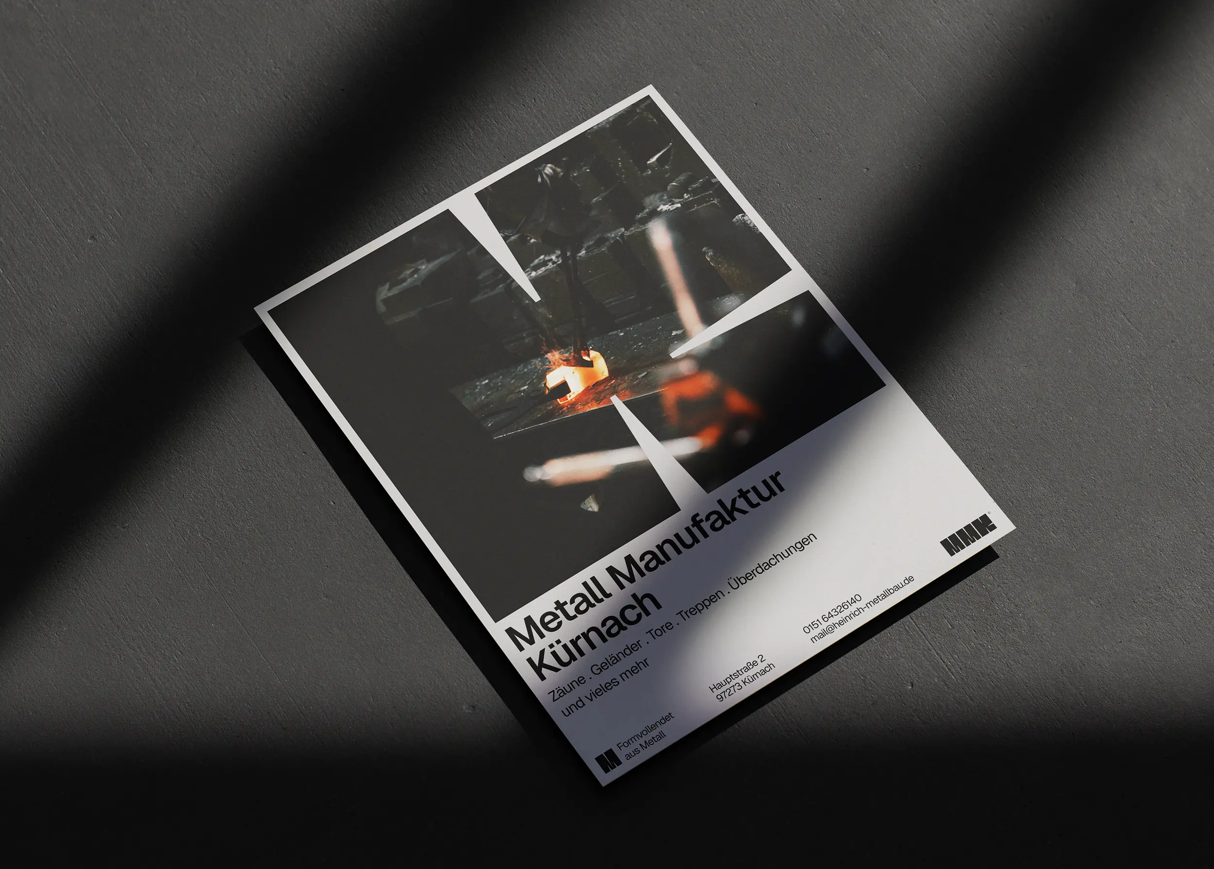 Flyer-Mockup mit Schmiedearbeit, Firmenname und Leistungsübersicht auf Betonboden
