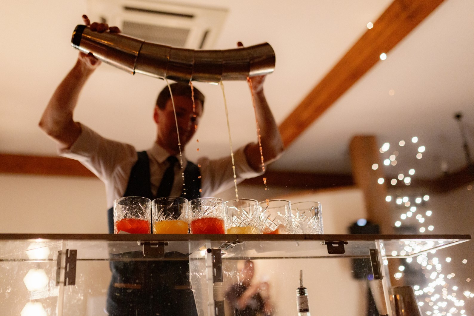 barman na wesele wicemistrz polski flair filip ciszkowski wykonuje pokaz barmanski na weselu