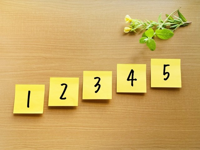 1から5までの番号が書かれた付箋