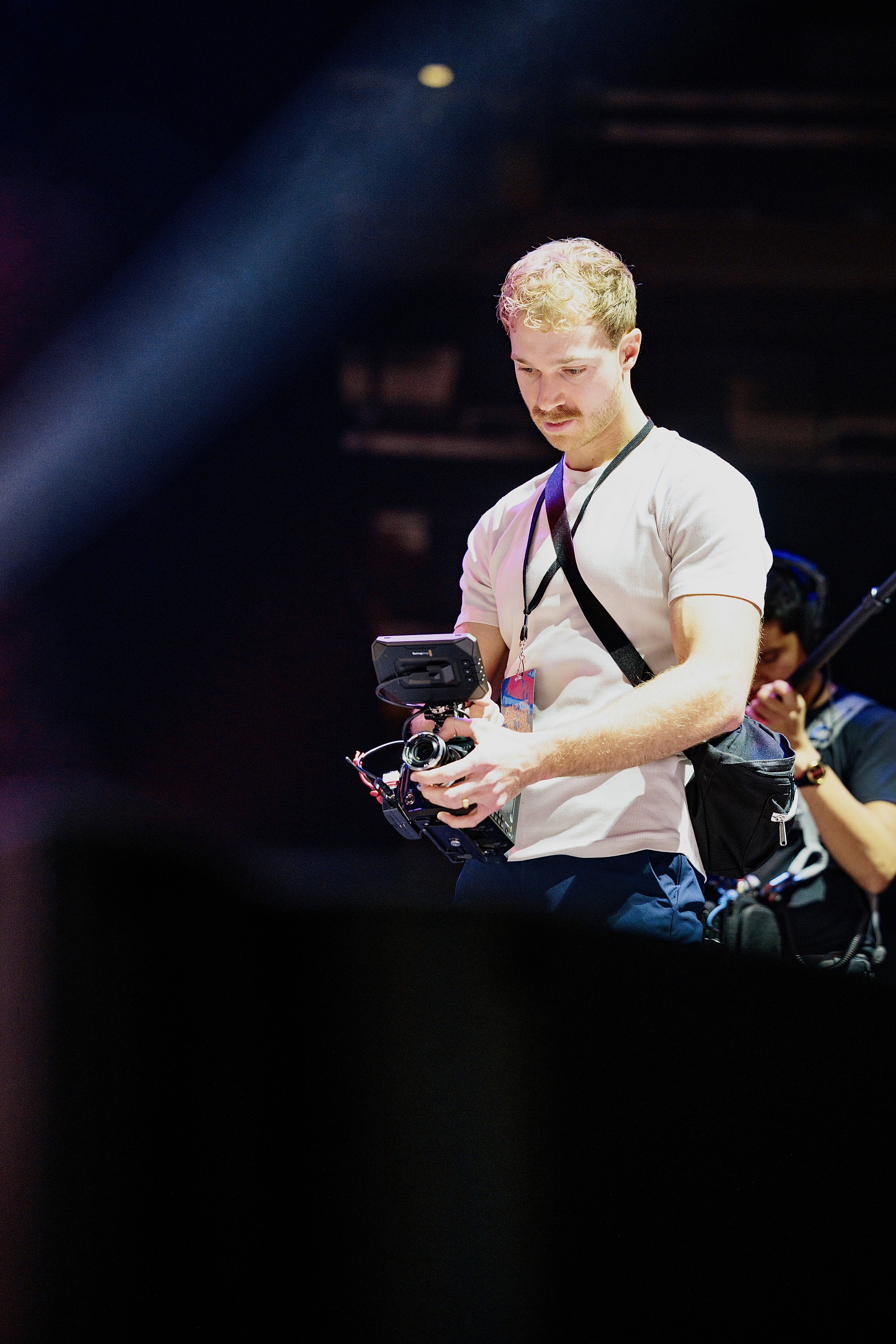 Person stand in front of a red sports oldtimer