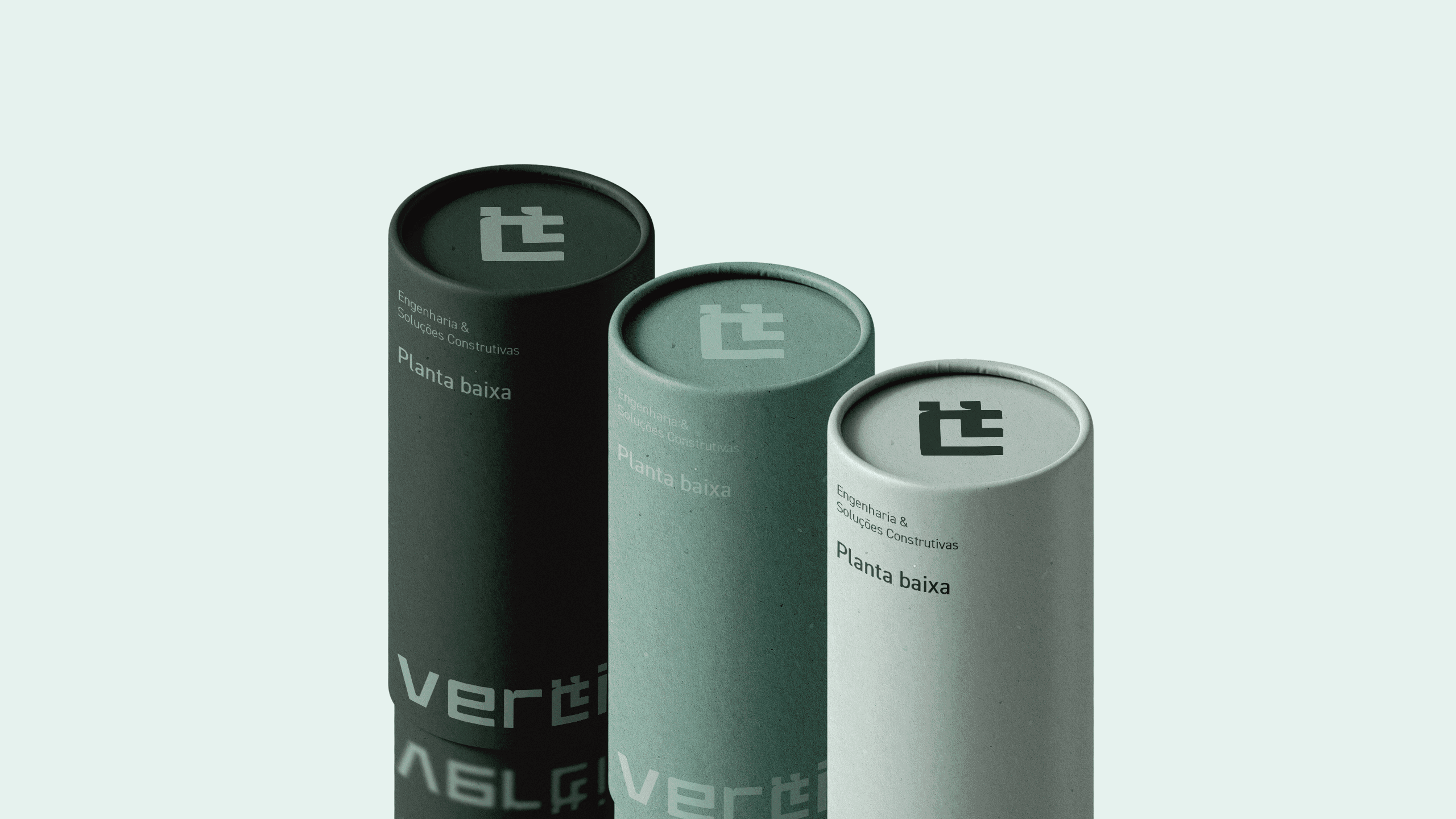 três copos sobre um fundo laranja, em cada um dos elementos, grafismos e ativos visuais da marca macarrão de sucesso são exibidos.