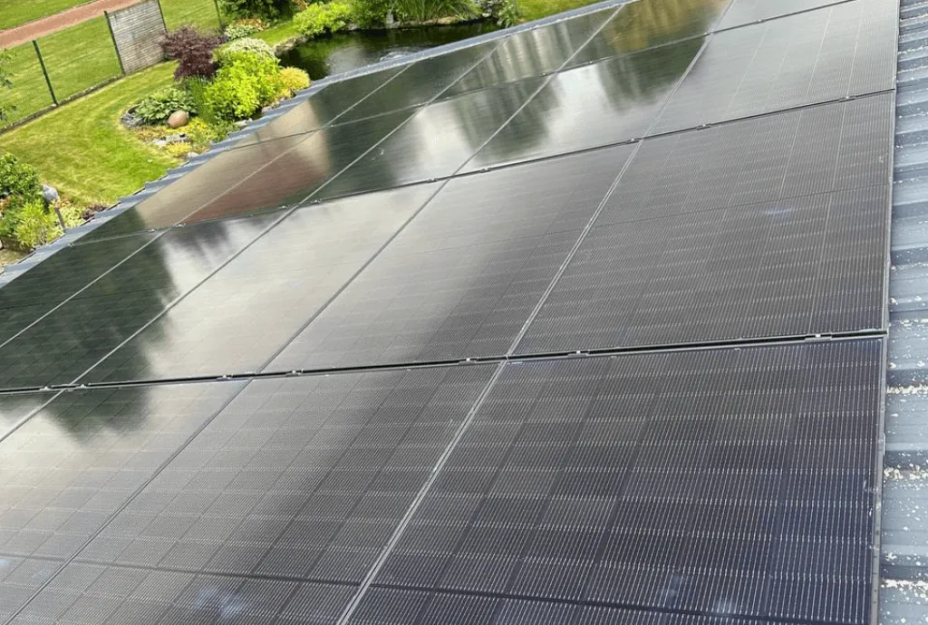 Photo d'un toit d’une maison à Rubempré en France équipée de panneaux photovoltaïques dont l'installation a été faite par Solarock.