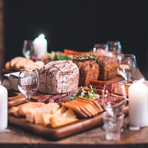 Польские тапас, местные мясные продукты, сыры и хлеб помогут лучше усвоить алкоголь и разжигать аппетит.