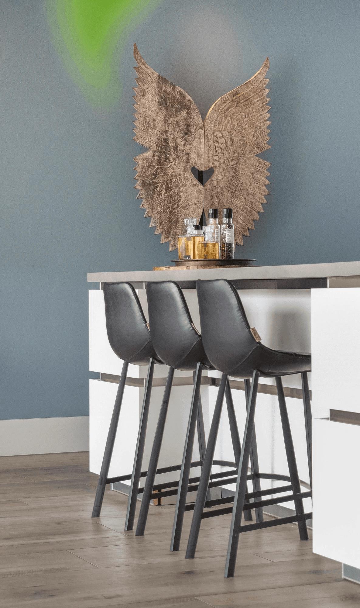 bar woonkeuken wit, hout en blauwe muren