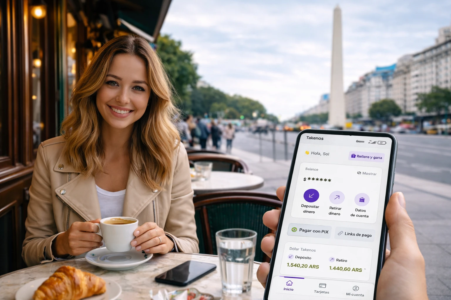 Una joven disfruta de un café en una terraza de Buenos Aires con el Obelisco de fondo, mientras utiliza la app de Takenos en su celular para pagar en Argentina sin efectivo de manera rápida y segura