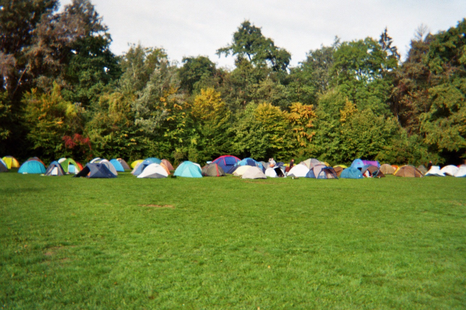 Foto von dem Zeltcamp-Landschaft mit vielen zusammenstehenden Zelten.