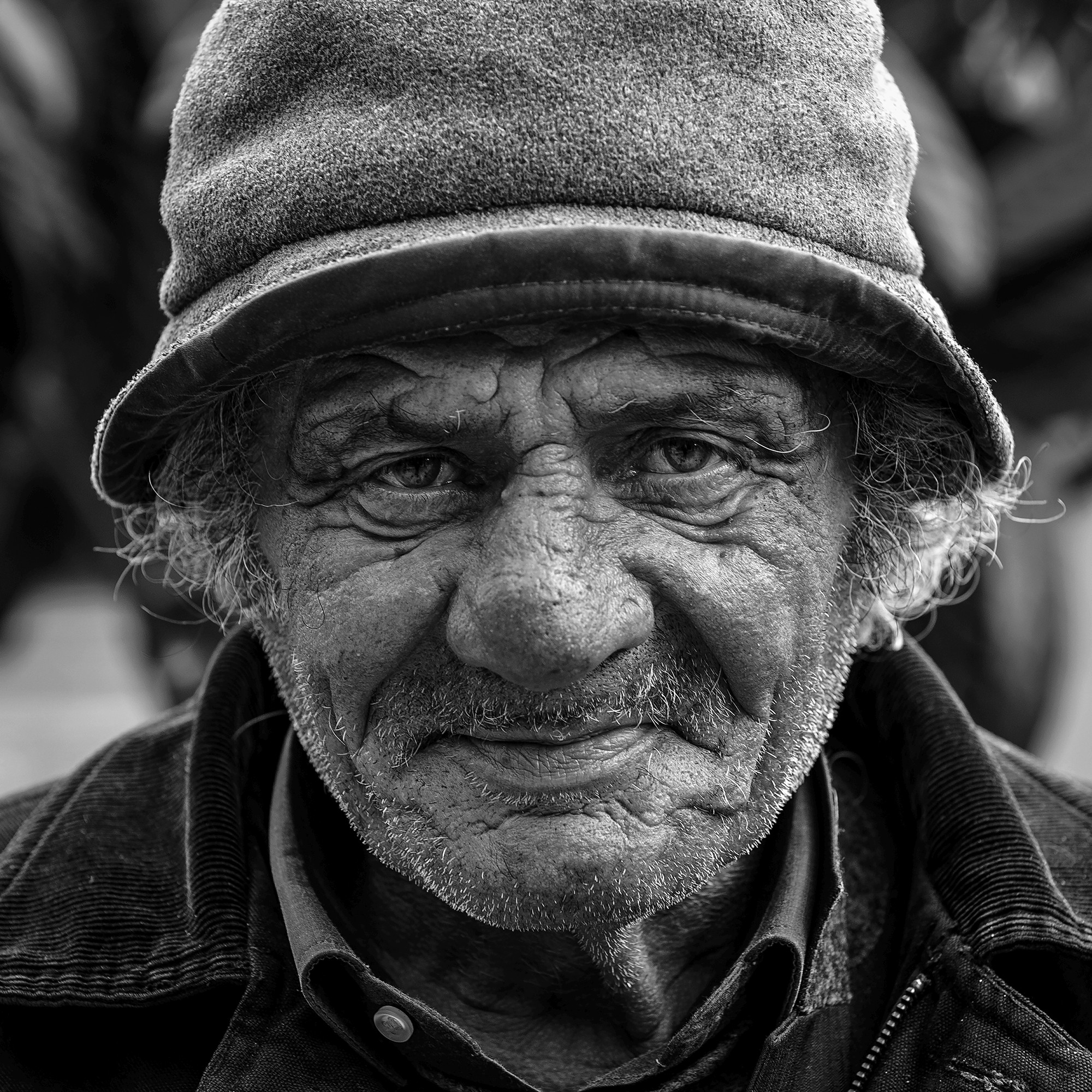 Frederic Bourcier, photographe documentaire, réalise des portraits d’un sans domicile fixe qui vient régulièrement lui rendre visite à son atelier. A travers ces photos, on peut voir les saisons , son humeur et surtout son état de fatigue.
