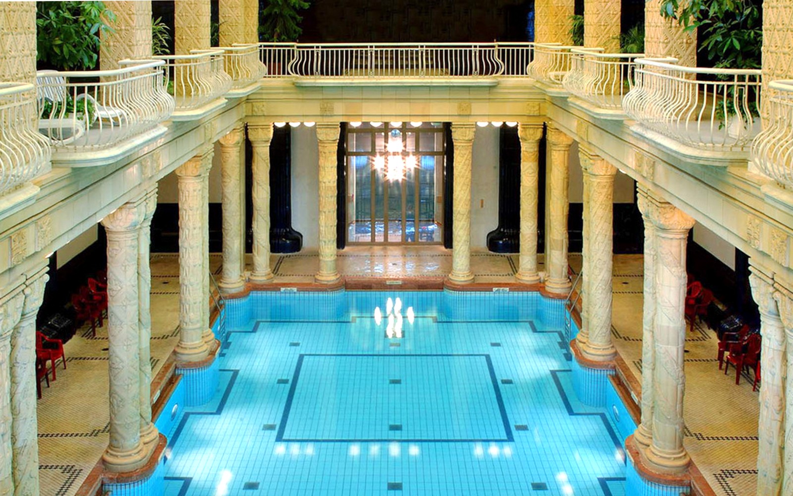 Innisundlaug með skrautlegum súlum í Gellert Heilsulindinni, Budapest.