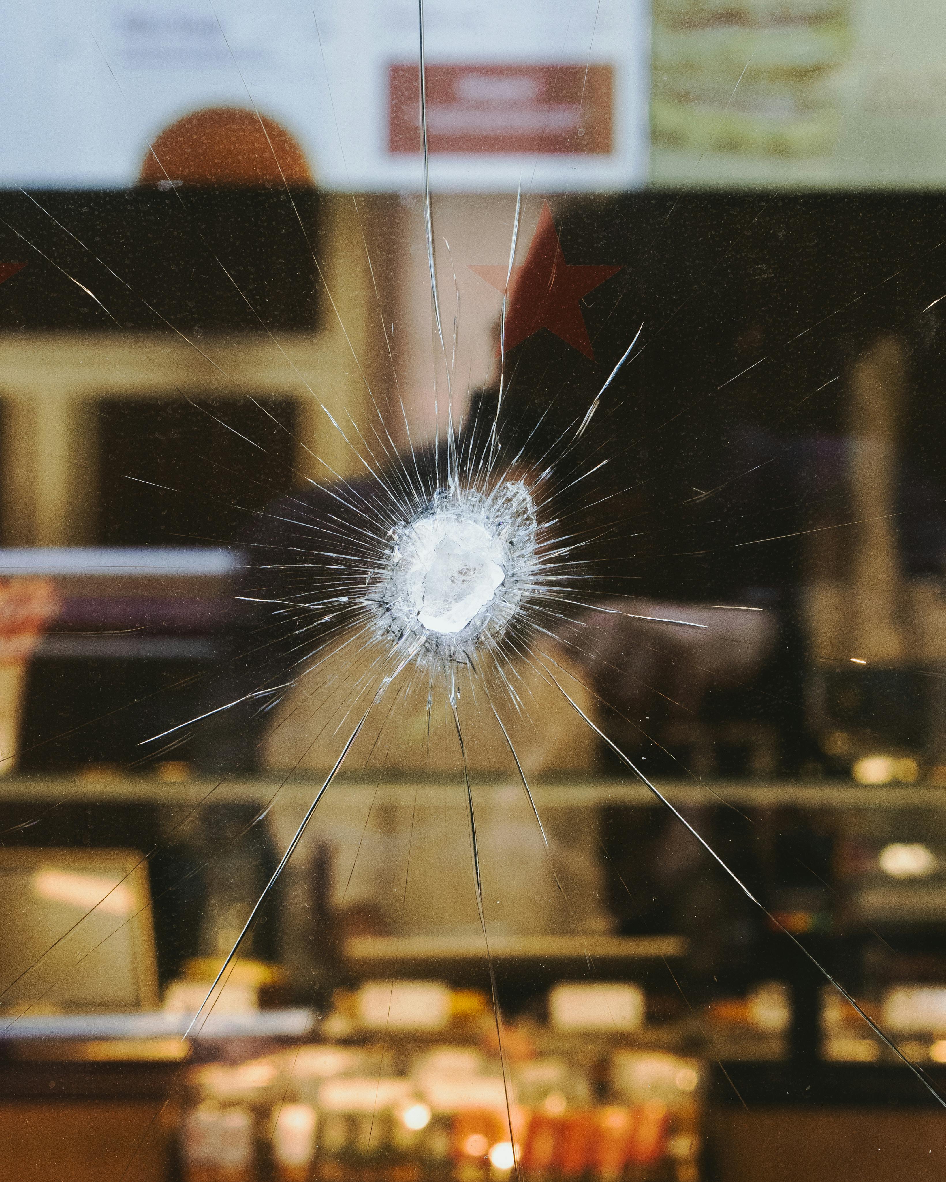 Große Fensterfassade mit Sonnenreflexion